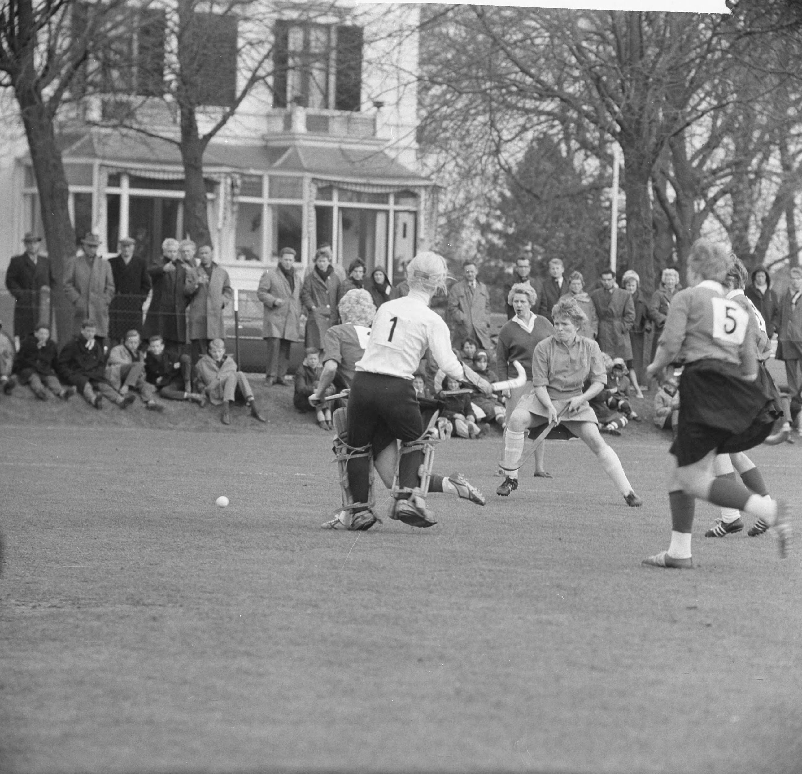 Fotocollectie Anefo — Hockey. Interland dames Nederland tegen West-Duitsland 1-1 — Foto: Nijs, Jac. de / Anefo. Licentie: Set B: Rechtenvrij / Publiek Domein. Bron: Nationaal Archief. http://hdl.handle.net/10648/aa045e40-d0b4-102d-bcf8-003048976d84