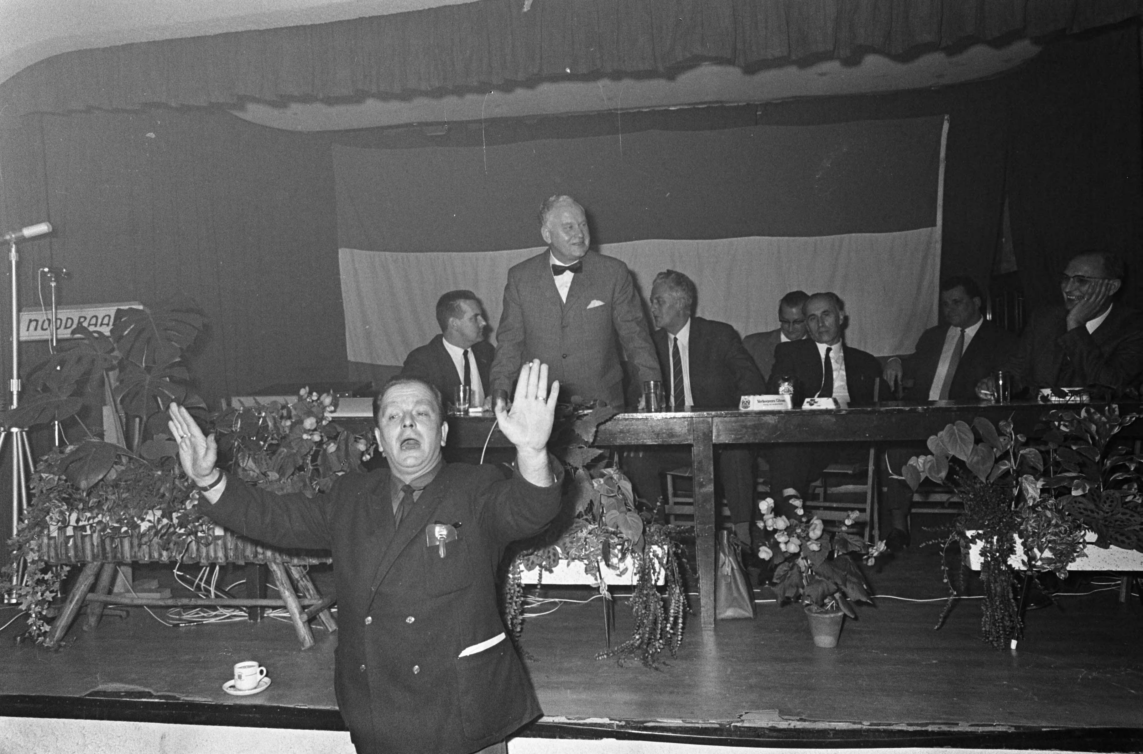 Vergadering van de Noodraad te Hollandsche Rading — Dhr. A. de Klerk begon zelf een speech af te steken — Foto: Fotograaf Onbekend / Anefo. Licentie: Set B: Rechtenvrij / Publiek Domein. Bron: Nationaal Archief. http://hdl.handle.net/10648/ab023c18-d0b4-102d-bcf8-003048976d84