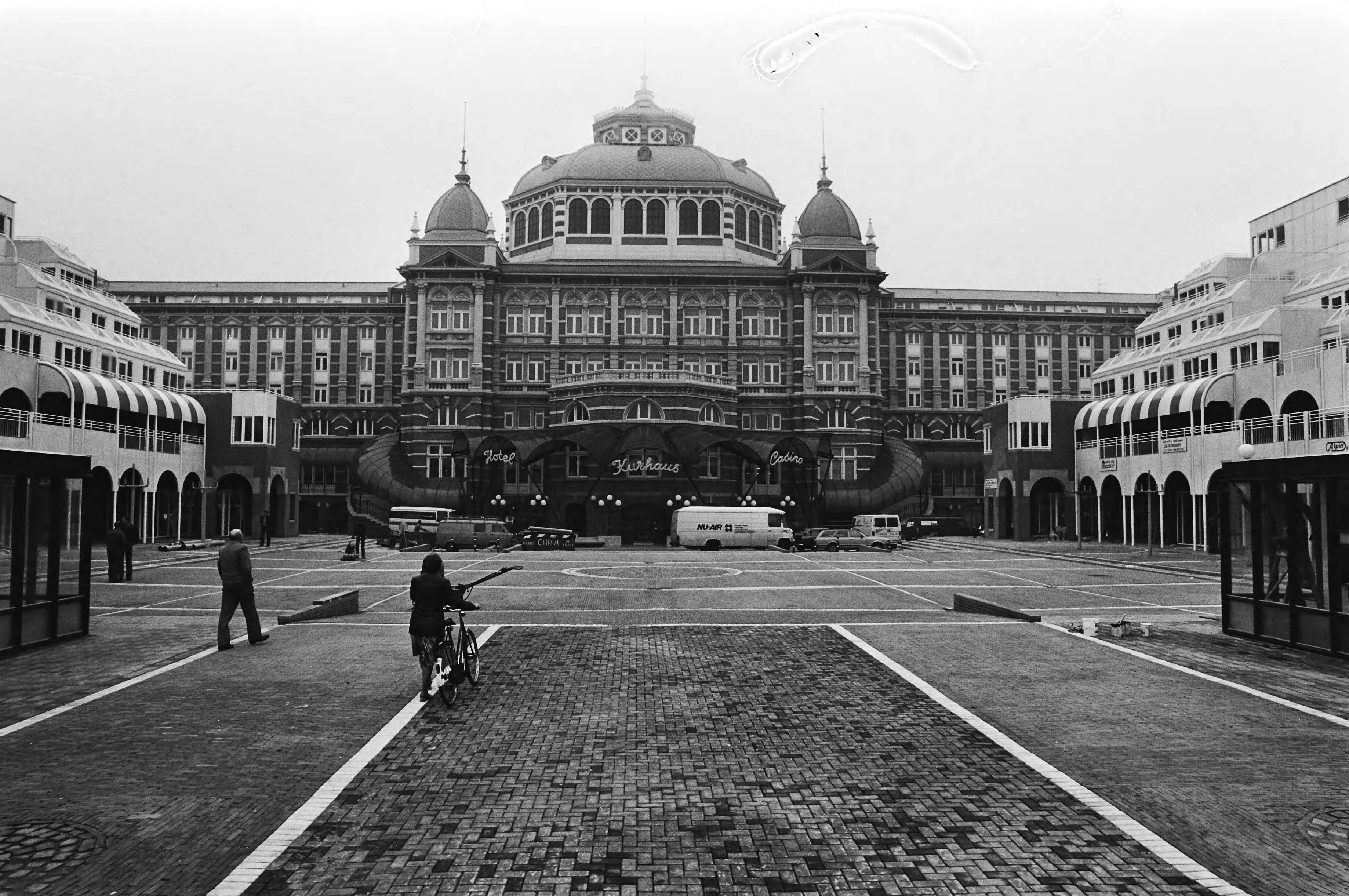 Fotocollectie Anefo — Heropening vernieuwde Gevers Deynootplein (bij Kurhaus) in Scheveningen, vernieuwde plein in Scheveningen — Foto: Antonisse, Marcel / Anefo. Licentie: Set B: Rechtenvrij / Publiek Domein. Bron: Nationaal Archief. http://hdl.handle.net/10648/acf8a2aa-d0b4-102d-bcf8-003048976d84