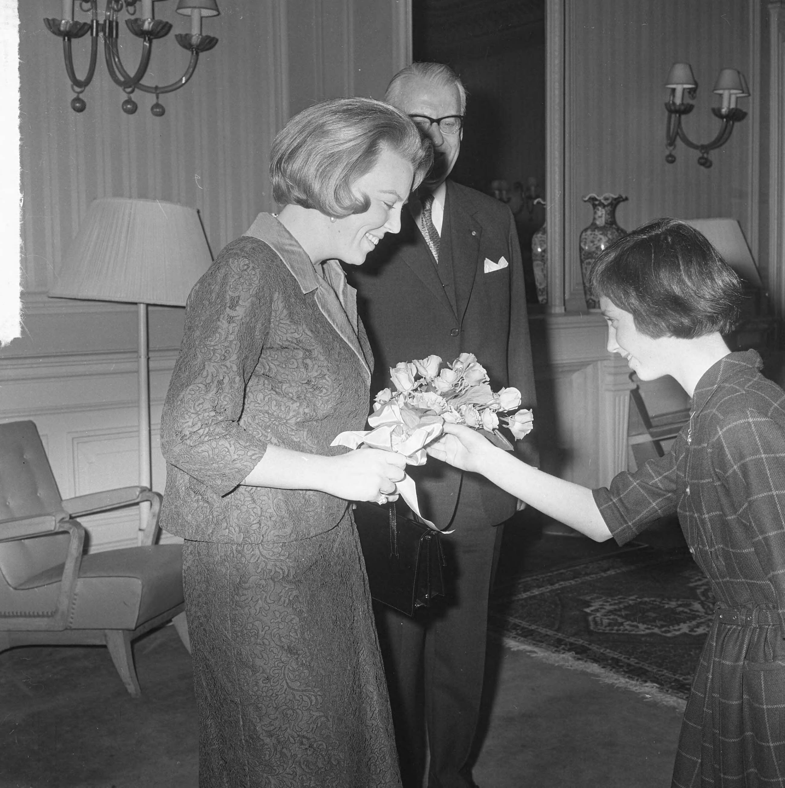 Fotocollectie Anefo — Prinses Beatrix heeft in de Kurzaal te Scheveningen de einduitvoering van het Koninklijk Conservatorium bijgewoond, bij aankomst kreeg Prinses Beatrix bloemen aangeboden door de 11-jarige Leonoor Cronheim — Foto: Koch, Eric / Anefo. Licentie: Set B: Rechtenvrij / Publiek Domein. Bron: Nationaal Archief. http://hdl.handle.net/10648/aa8814ba-d0b4-102d-bcf8-003048976d84