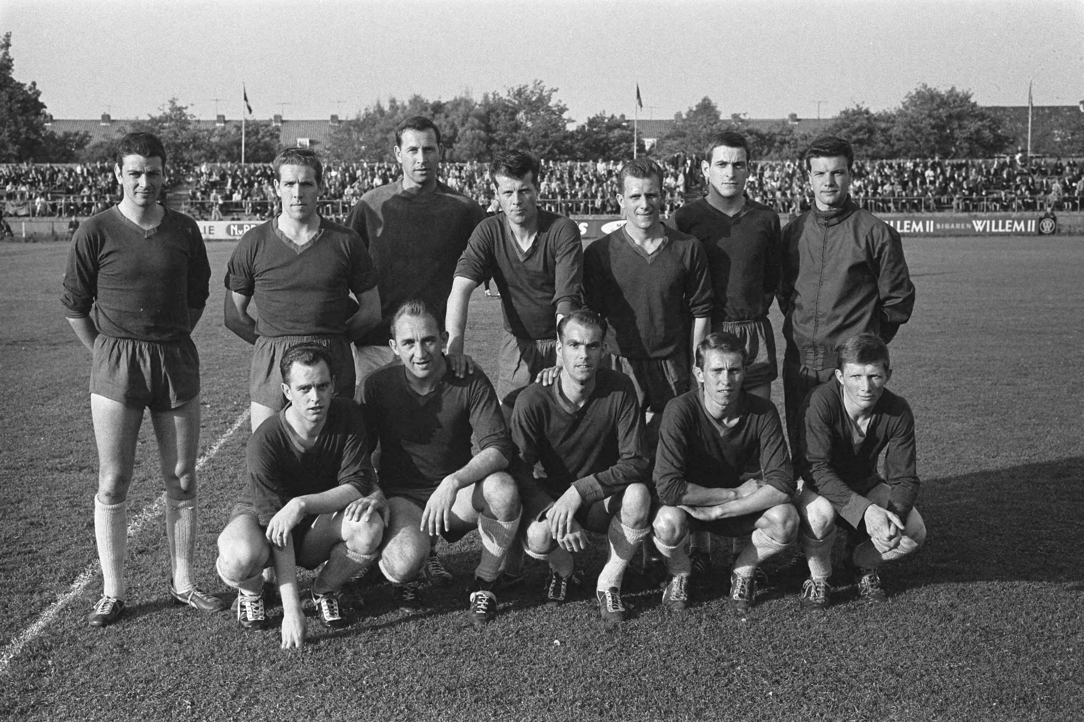 Fotocollectie Anefo — Vpetba. Haarlem tegen DFC 2-3. Elftal Haarlem. Staand v.l.n.r. Dinkelberg, Maas, Van 't Kruijs , Berendregt, Boom, Duwel, trainer Van Wilsum zittend v.l.n.r. Vreeken, Angenent, Duijster, Jaski en Jonker [ekst afgebroken] — Foto: Pot, Harry / Anefo. Licentie: Set B: Rechtenvrij / Publiek Domein. Bron: Nationaal Archief. http://hdl.handle.net/10648/aa3aada6-d0b4-102d-bcf8-003048976d84