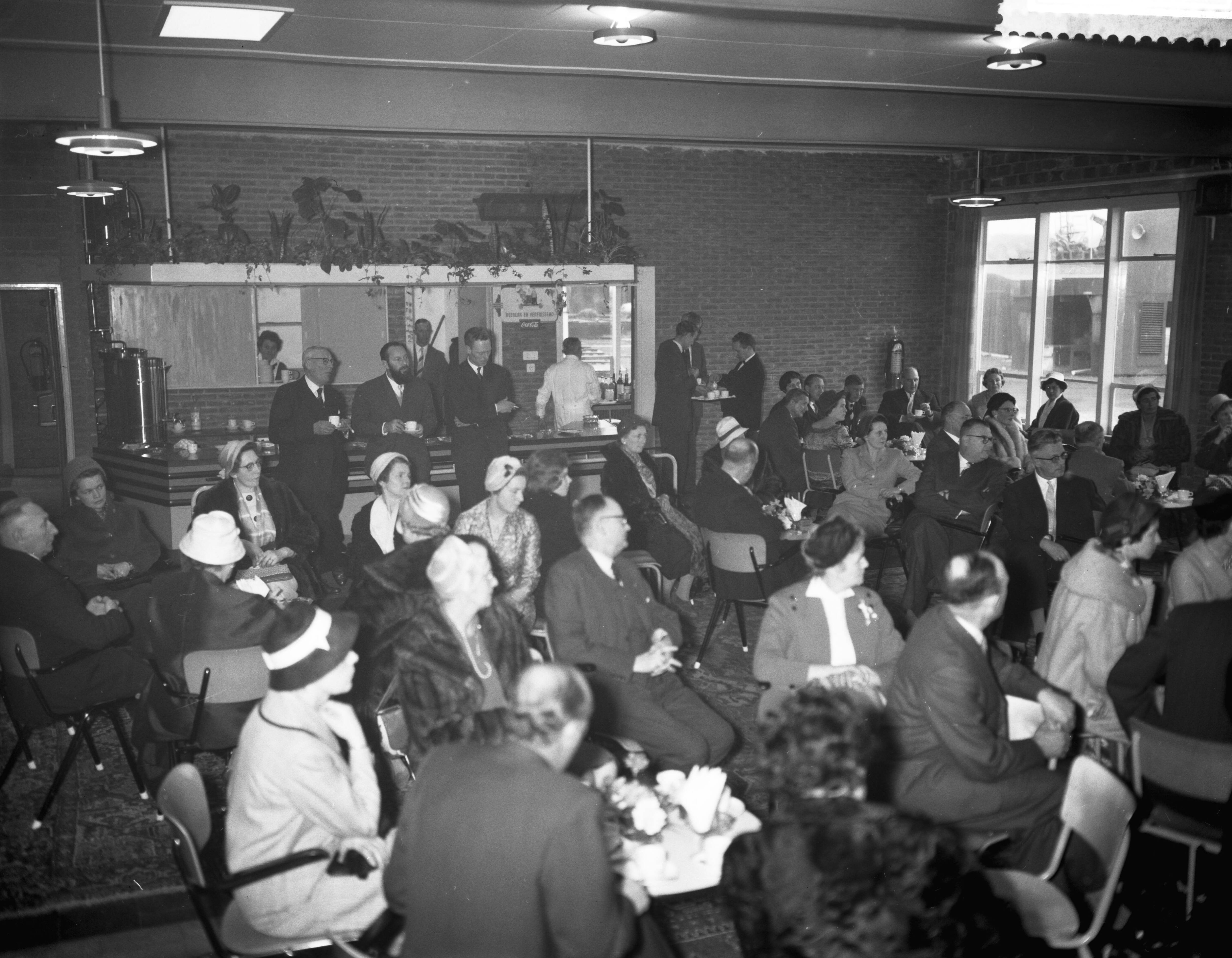 Fotocollectie Anefo — Overdracht schepen bij de Zaanlandse Scheepsbouw Mij — Foto: Bilsen, Joop van / Anefo. Licentie: Set B: Rechtenvrij / Publiek Domein. Bron: Nationaal Archief. http://hdl.handle.net/10648/a9ab7488-d0b4-102d-bcf8-003048976d84