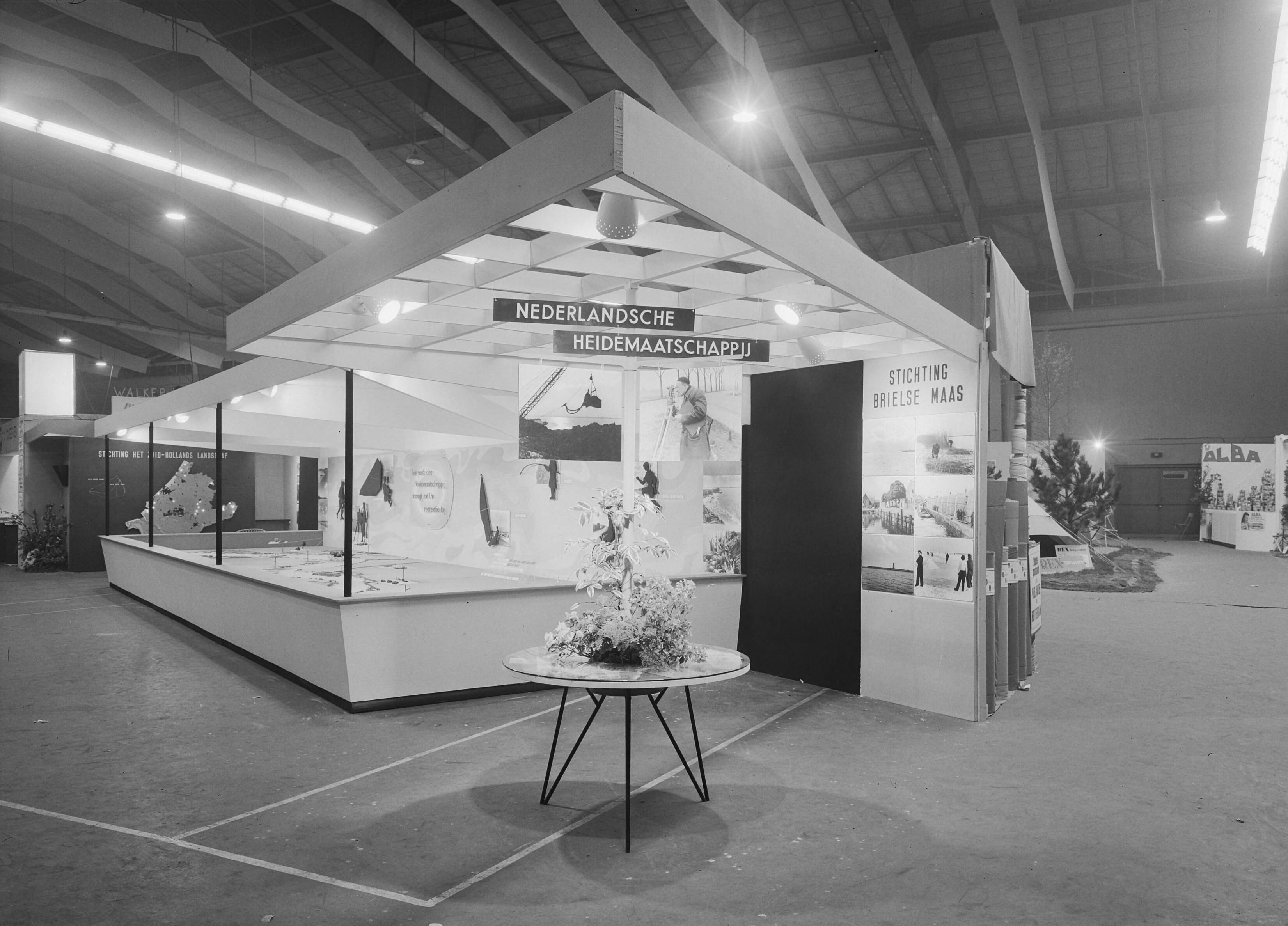 Fotocollectie Nederlandse Heidemaatschappij — Stand op de tentoonstelling "Goed Kamp" te Den Haag — Foto: Wüllschleger, [...] / Heidemij. Licentie: Set B: Rechtenvrij / Publiek Domein. Bron: Nationaal Archief. http://hdl.handle.net/10648/ae7e79f6-d0b4-102d-bcf8-003048976d84