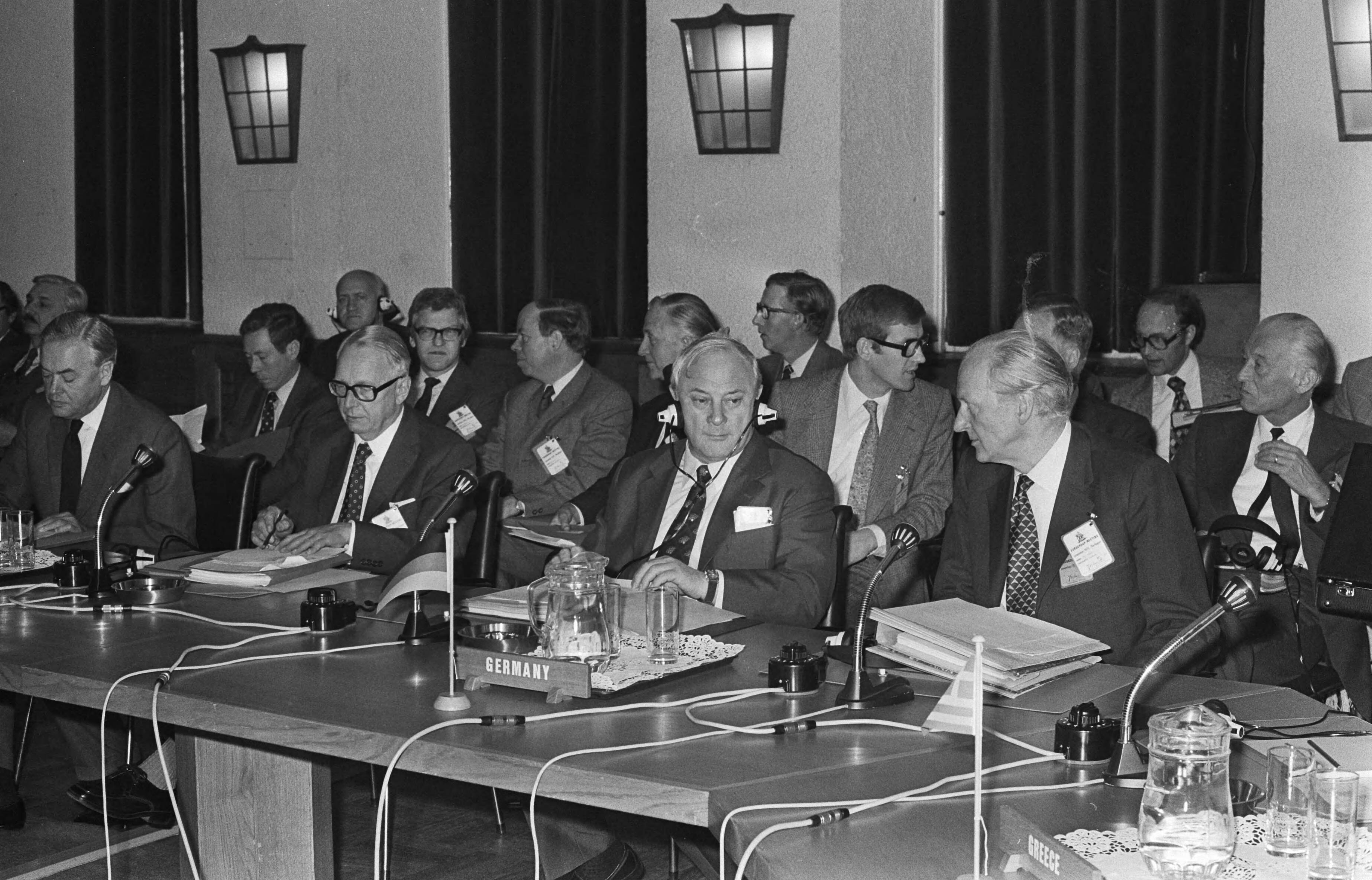 Fotocollectie Anefo — Ministers van defensie van Europese Navolanden bijeen in Den Haag (Euro-groep); 5A, 6A: minister Leber (BRD) (tweede van rechts) — Foto: Croes, Rob C. / Anefo. Licentie: Set B: Rechtenvrij / Publiek Domein. Bron: Nationaal Archief. http://hdl.handle.net/10648/ac764e90-d0b4-102d-bcf8-003048976d84