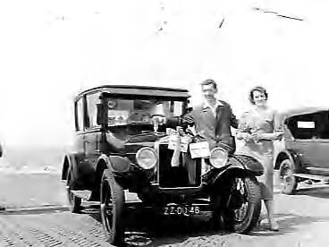 Fotocollectie Anefo — Grand Prix van Koetswerken van de KNAC op de boulevard van Scheveningen. Ook de Pionier Automobielclub deed mee. In de categorie bouwjaren tussen 1918 en 1930 won een Chevrolet 1926 van Jac. Beemsterboer uit Hoorn — Foto: Behrens, Herbert F. / Anefo. Licentie: Set B: Rechtenvrij / Publiek Domein. Bron: Nationaal Archief. http://hdl.handle.net/10648/a9643104-d0b4-102d-bcf8-003048976d84