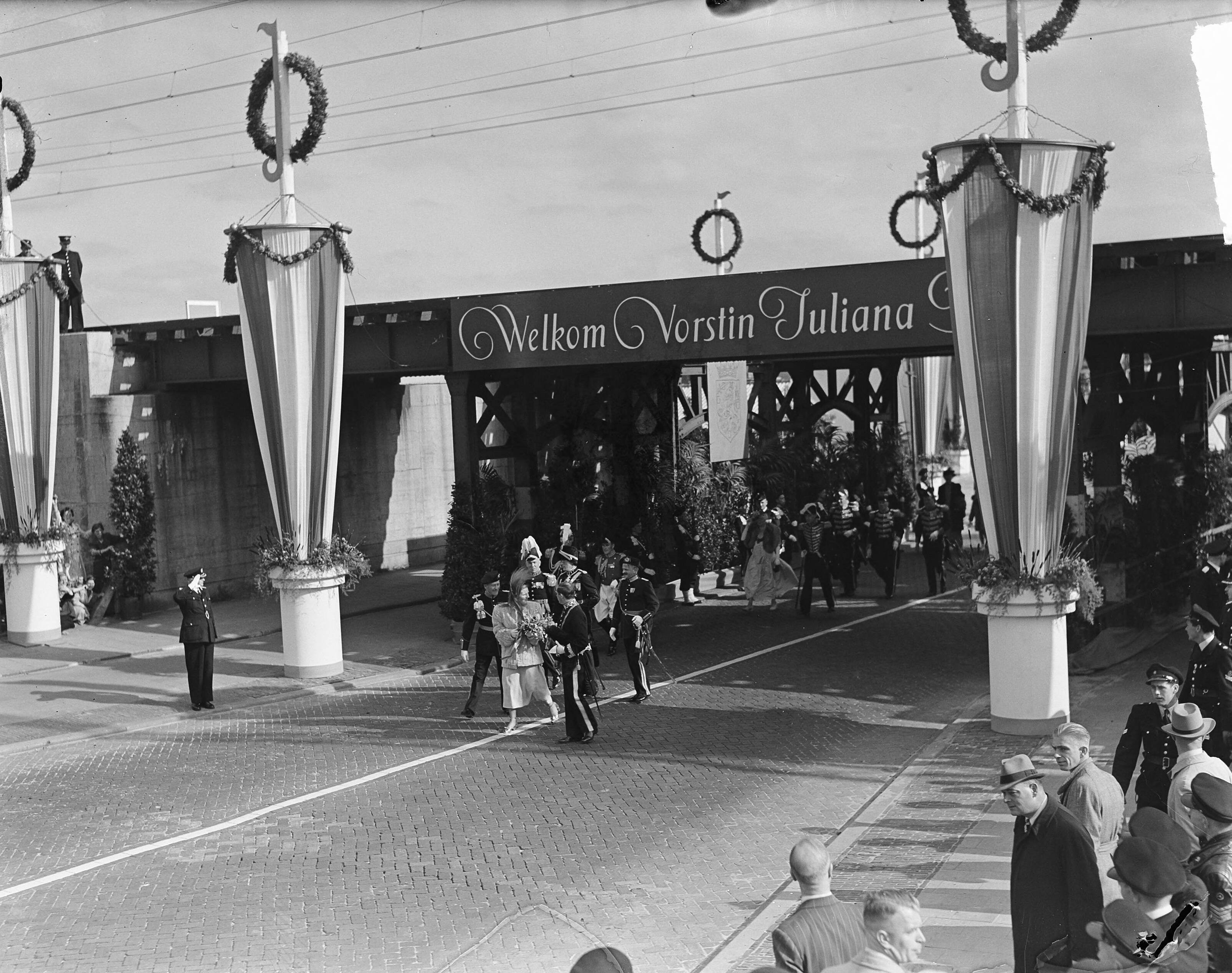Intocht koningin Juliana in Den Haag (1948) — Aankomst koningin Juliana en prins Bernhard op de grens Voorburg/Den Haag voor hun intocht in de Residentie — Foto: Fotograaf Onbekend / Anefo. Licentie: Set B: Rechtenvrij / Publiek Domein. Bron: Nationaal Archief. http://hdl.handle.net/10648/ac036358-d0b4-102d-bcf8-003048976d84