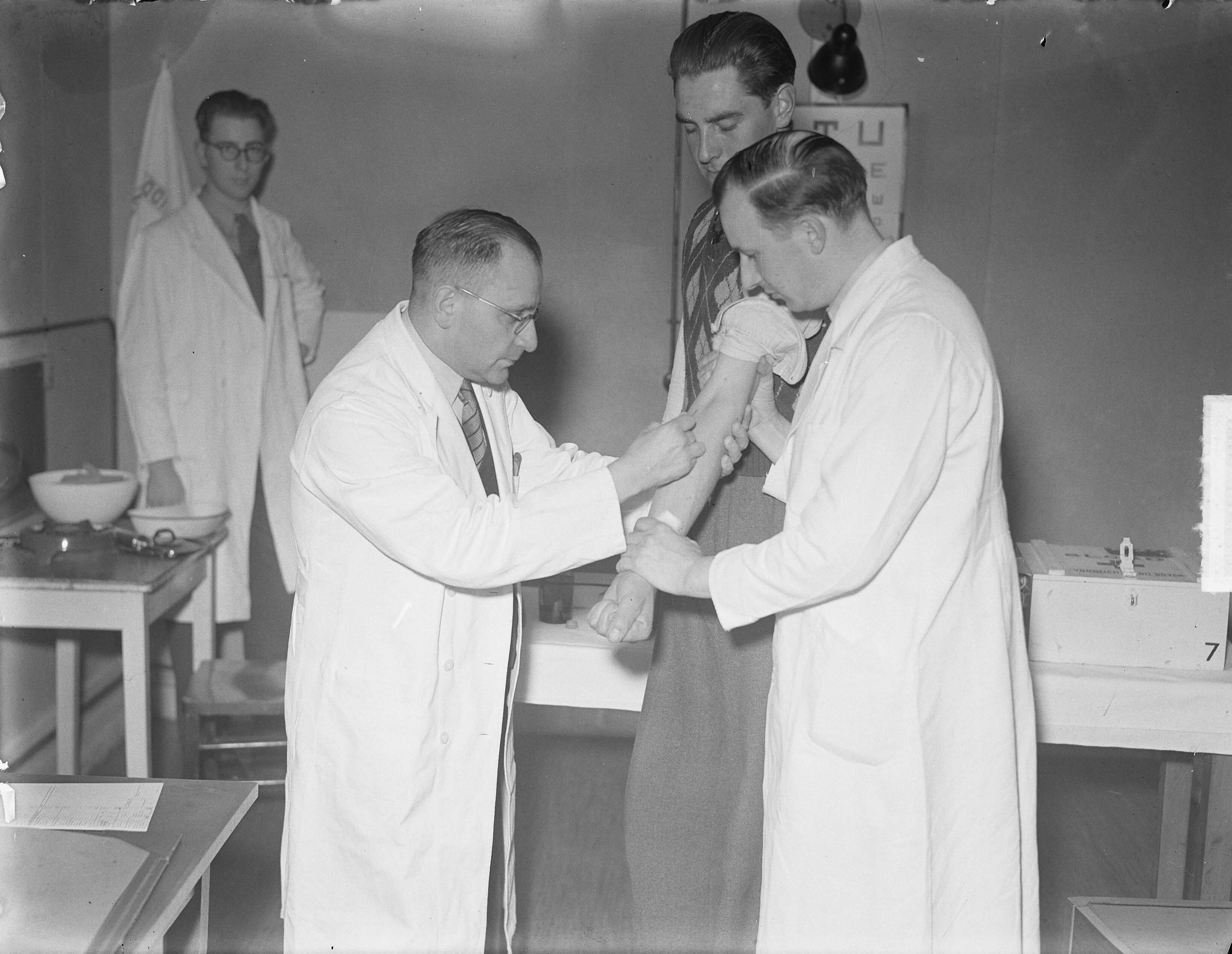 Fotocollectie Anefo — Selectie Nederlandse strijdkrachten. Bloed afnemen in het Militair Hospitaal te Utrecht — Foto: Nijs, Jac. de / Anefo. Licentie: Set B: Rechtenvrij / Publiek Domein. Bron: Nationaal Archief. http://hdl.handle.net/10648/a8e176e2-d0b4-102d-bcf8-003048976d84