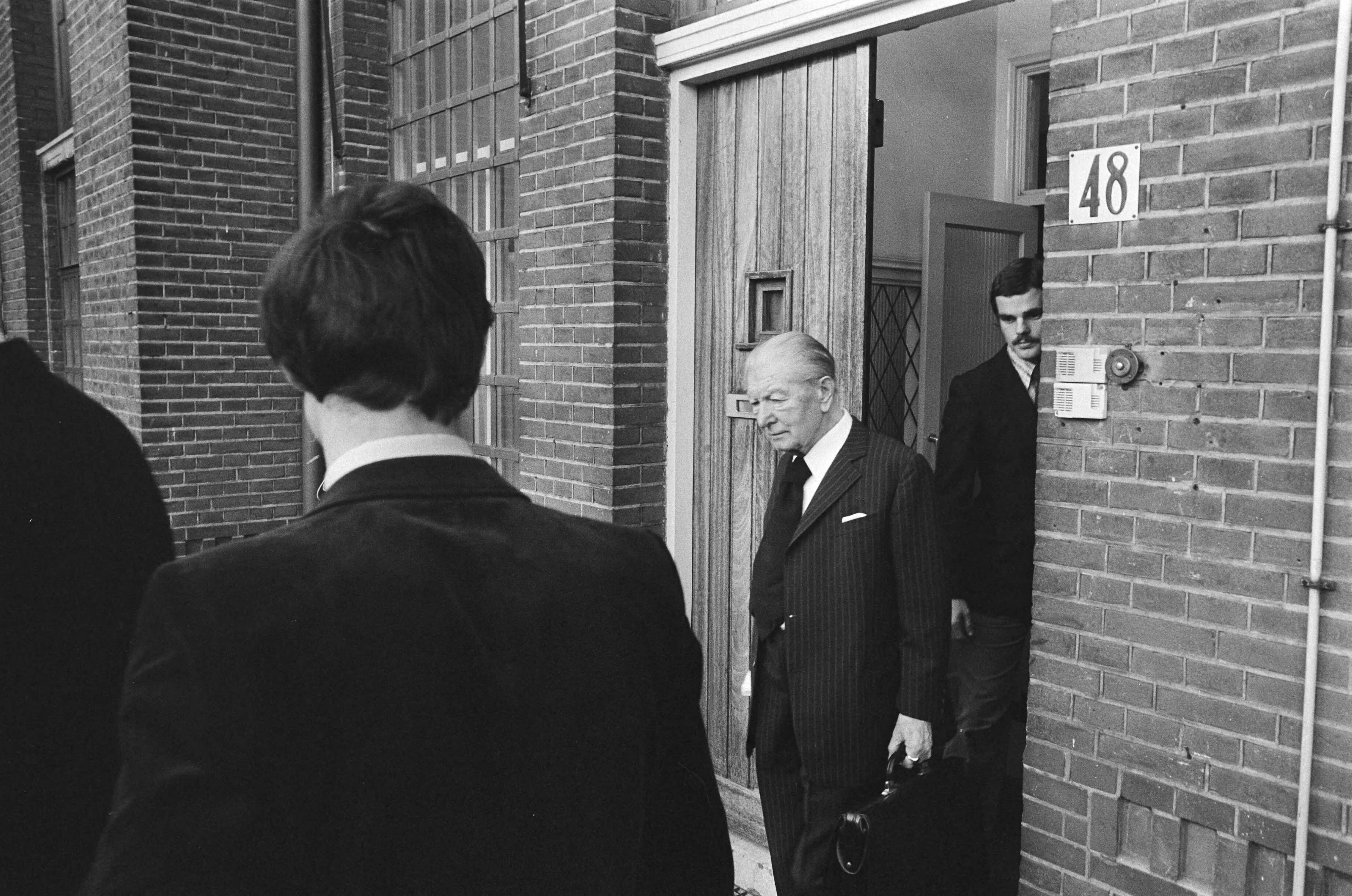 Fotocollectie Anefo — Voortzetting Menten-proces ( Den Haag ); Menten verlaat gevangenis Scheveningen — Foto: Verhoeff, Bert / Anefo. Licentie: Set B: Rechtenvrij / Publiek Domein. Bron: Nationaal Archief. http://hdl.handle.net/10648/acbfdd58-d0b4-102d-bcf8-003048976d84
