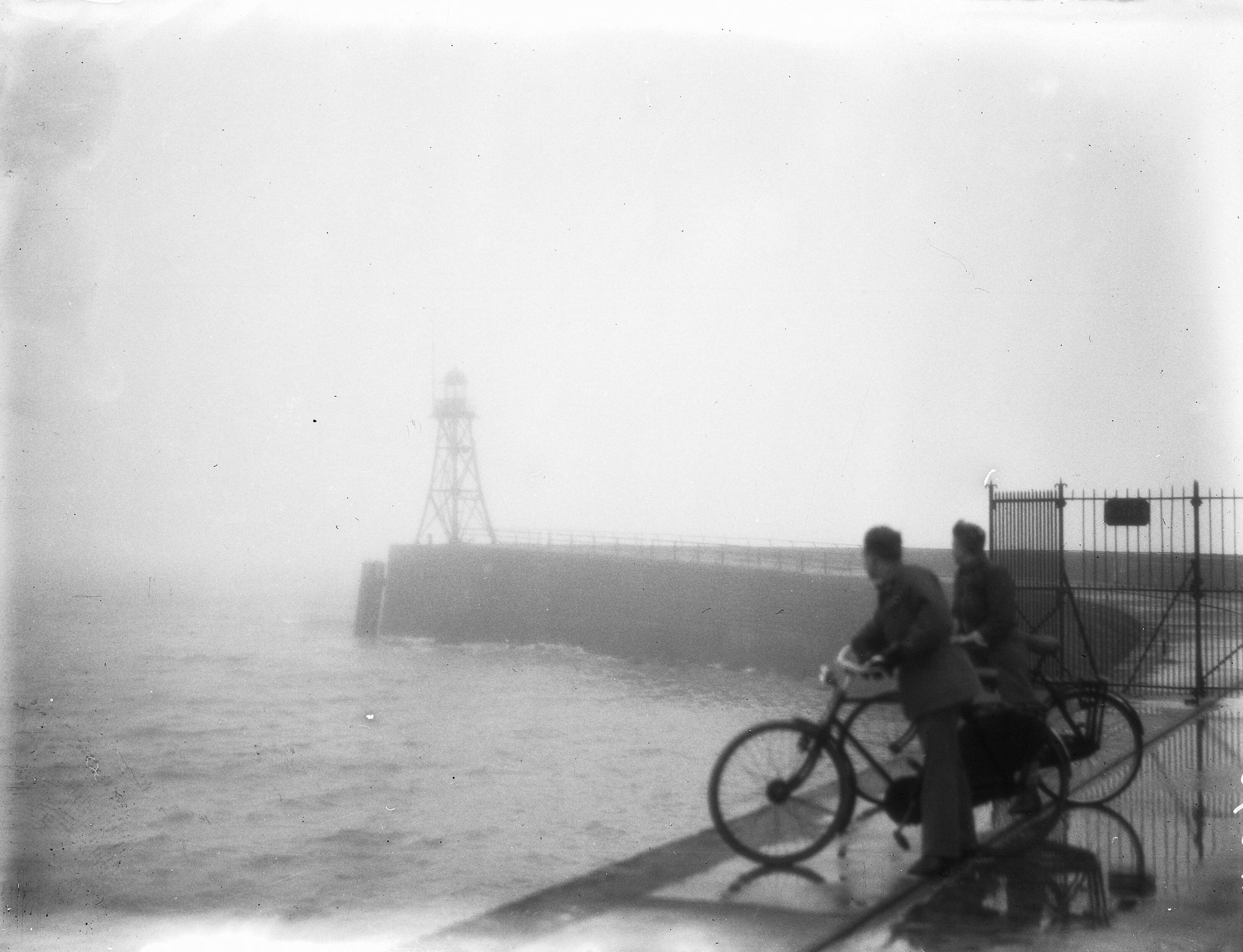 Fotocollectie Anefo — Mist Scheveningen — Foto: Moedrik, D. / Anefo. Licentie: Set B: Rechtenvrij / Publiek Domein. Bron: Nationaal Archief. http://hdl.handle.net/10648/a8b36fc2-d0b4-102d-bcf8-003048976d84