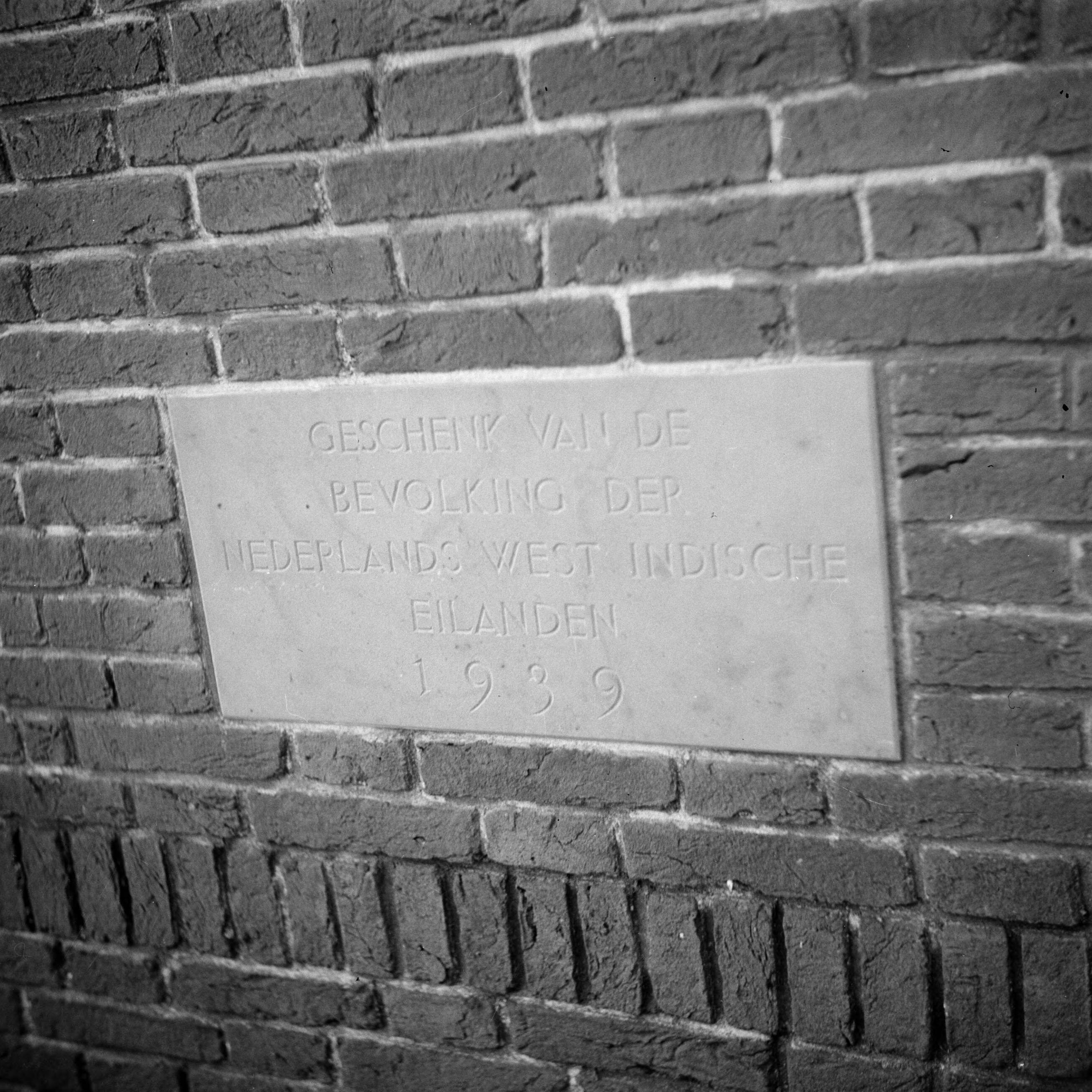De koninklijke familie op paleis Soestdijk — Gedenksteen ingemetseld in het zomerhuisje bij paleis Soestdijk — Foto: Poll, Willem van de. Licentie: Set B: Rechtenvrij / Publiek Domein. Bron: Nationaal Archief. http://hdl.handle.net/10648/aee97c60-d0b4-102d-bcf8-003048976d84