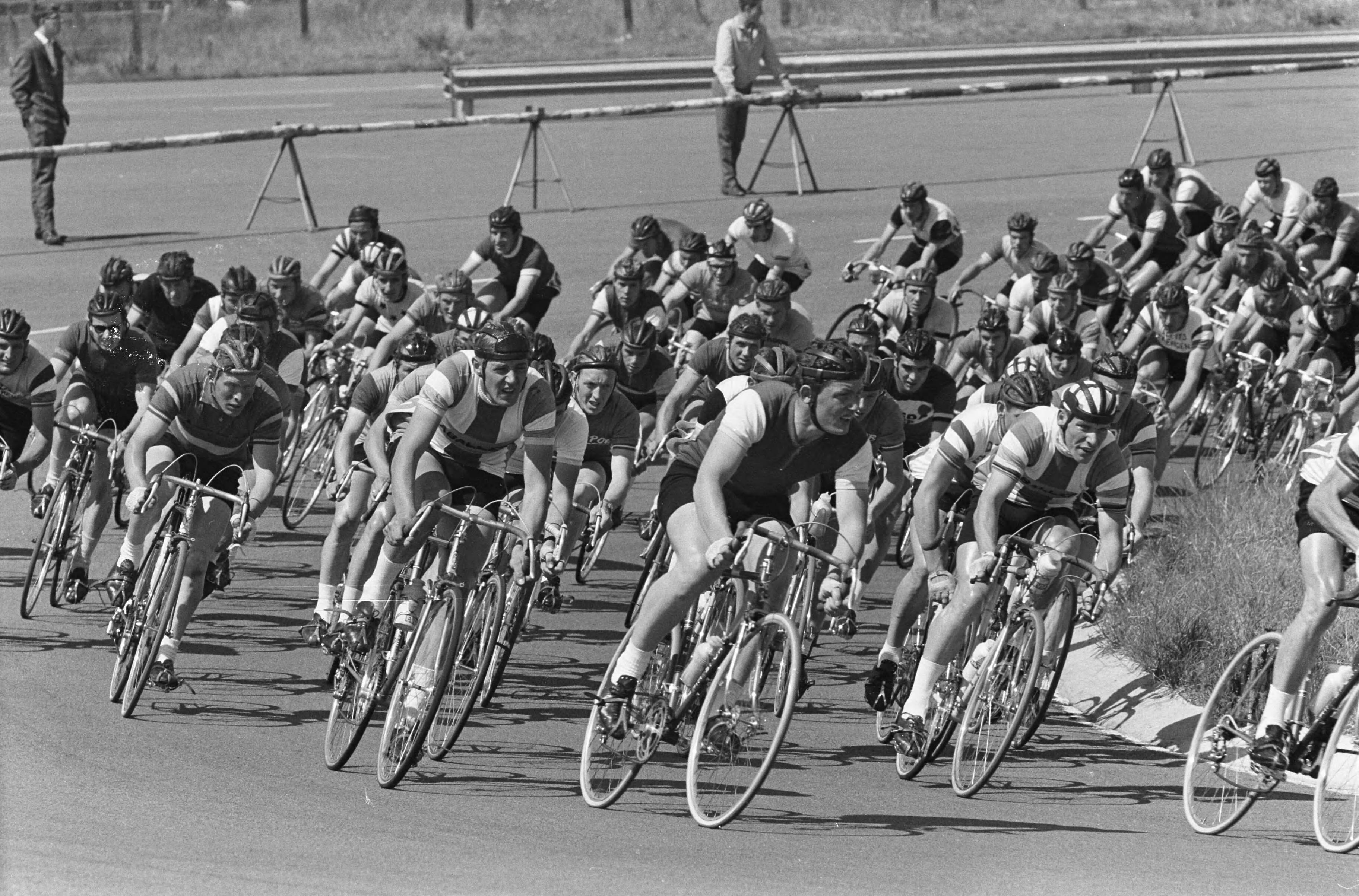 Fotocollectie Anefo — Wielrennen circuit op Zandvoort, de renners in de tarzanbocht — Foto: Pot, Harry / Anefo. Licentie: Set B: Rechtenvrij / Publiek Domein. Bron: Nationaal Archief. http://hdl.handle.net/10648/aa1270e8-d0b4-102d-bcf8-003048976d84