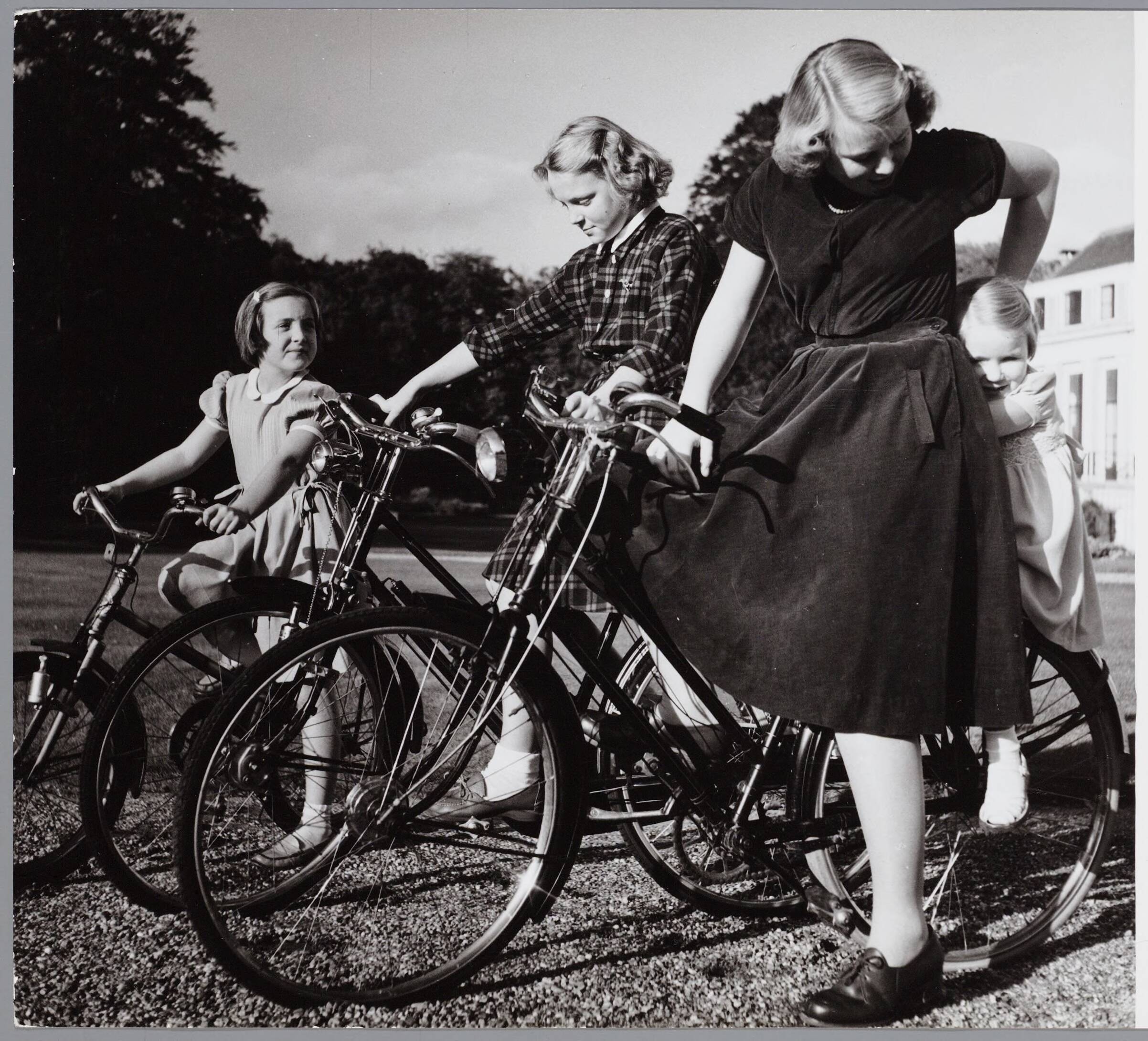 Fotocollectie RVD / Koninklijk Huis — De prinsessen Beatrix, Irene, Margriet en Marijke op de fiets bij Paleis Soestdijk — Foto: Onbekend / RVD. Licentie: Set B: Rechtenvrij / Publiek Domein. Bron: Nationaal Archief. http://hdl.handle.net/10648/afb0644c-d0b4-102d-bcf8-003048976d84