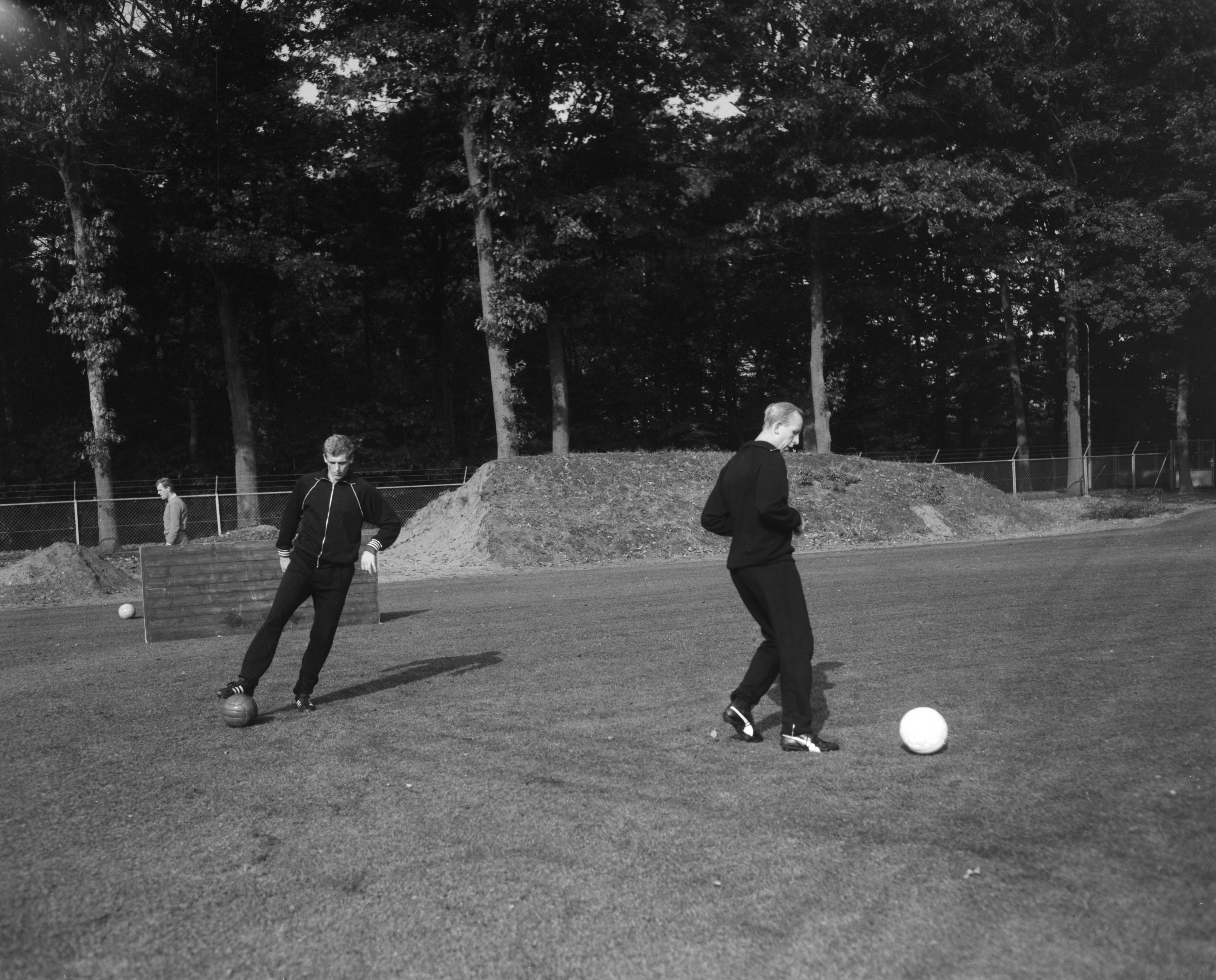 Training van het Nederlands elftal op het sportcentrum van de KNVB te Zeist — Voetballers Piet Keizer en Henk Groot tijdens de training — Foto: Bilsen, Joop van / Anefo. Licentie: Set B: Rechtenvrij / Publiek Domein. Bron: Nationaal Archief. http://hdl.handle.net/10648/aac63236-d0b4-102d-bcf8-003048976d84