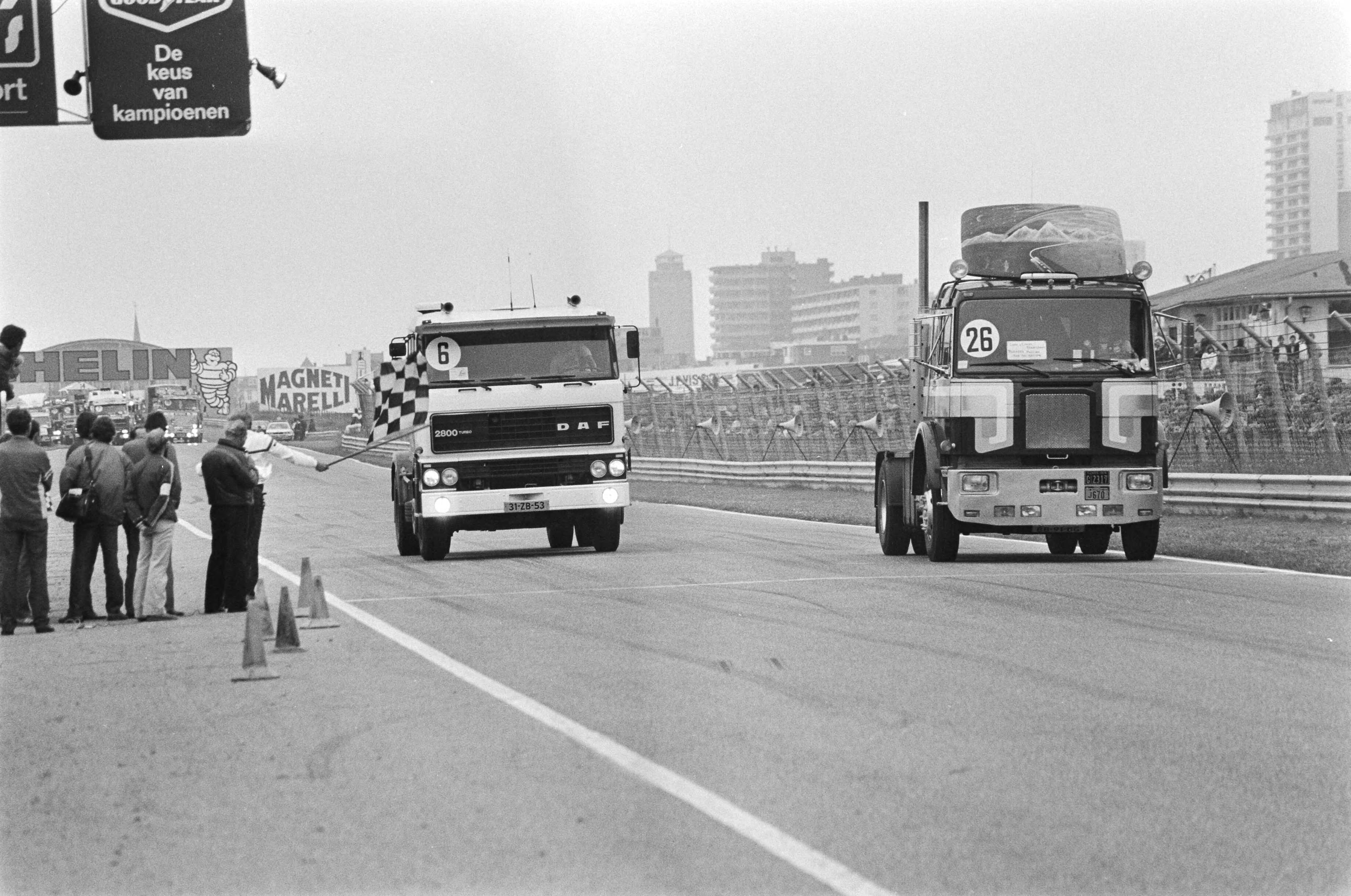 Fotocollectie Anefo — Eerste races met trucks op het circuit van Zandvoort om h Nederlandse kampioenschap; beeld van de finish — Foto: Antonisse, Marcel / Anefo. Licentie: Set B: Rechtenvrij / Publiek Domein. Bron: Nationaal Archief. http://hdl.handle.net/10648/acffd052-d0b4-102d-bcf8-003048976d84