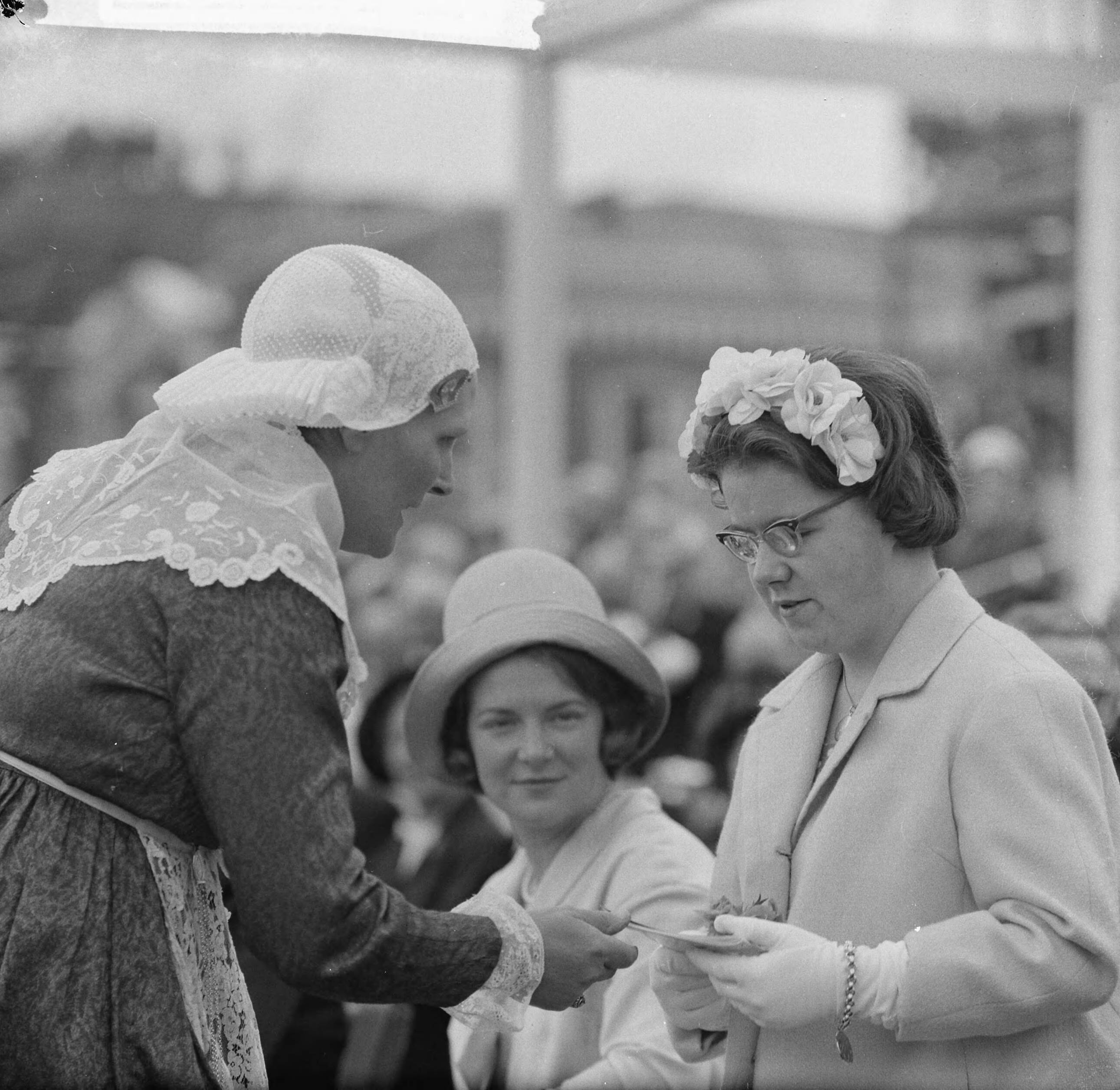 Koninklijk bezoek aan Groningen en Friesland (1962) — Koninklijk bezoek aan Leeuwarden — Foto: Nijs, Jac. de / Anefo. Licentie: Set B: Rechtenvrij / Publiek Domein. Bron: Nationaal Archief. http://hdl.handle.net/10648/aa070366-d0b4-102d-bcf8-003048976d84