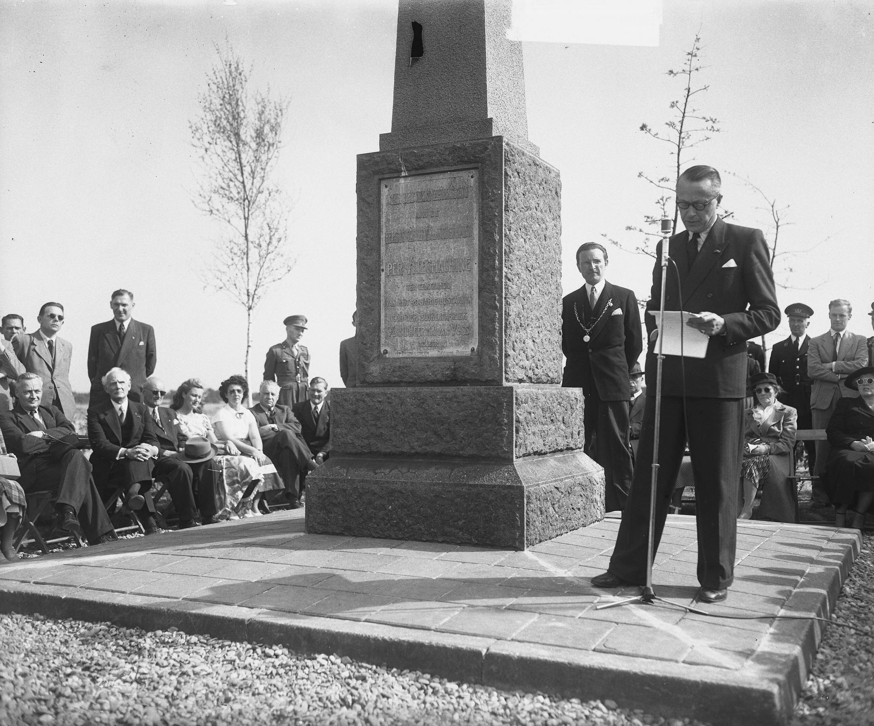 Jaarvergadering in Breda van de KNVvL — Jaarvergadering in Breda van de Kon. Ned. Ver. voor Luchtvaart (KNVvL). Herdenking bij monument Etten-Leur [gedenknaald eerste vlucht boven Nederland in 1909]. Toespraak van C. Koff, waarnemend voorzitter — Foto: Merk, Ben / Anefo. Licentie: Set B: Rechtenvrij / Publiek Domein. Bron: Nationaal Archief. http://hdl.handle.net/10648/a8c9cee8-d0b4-102d-bcf8-003048976d84