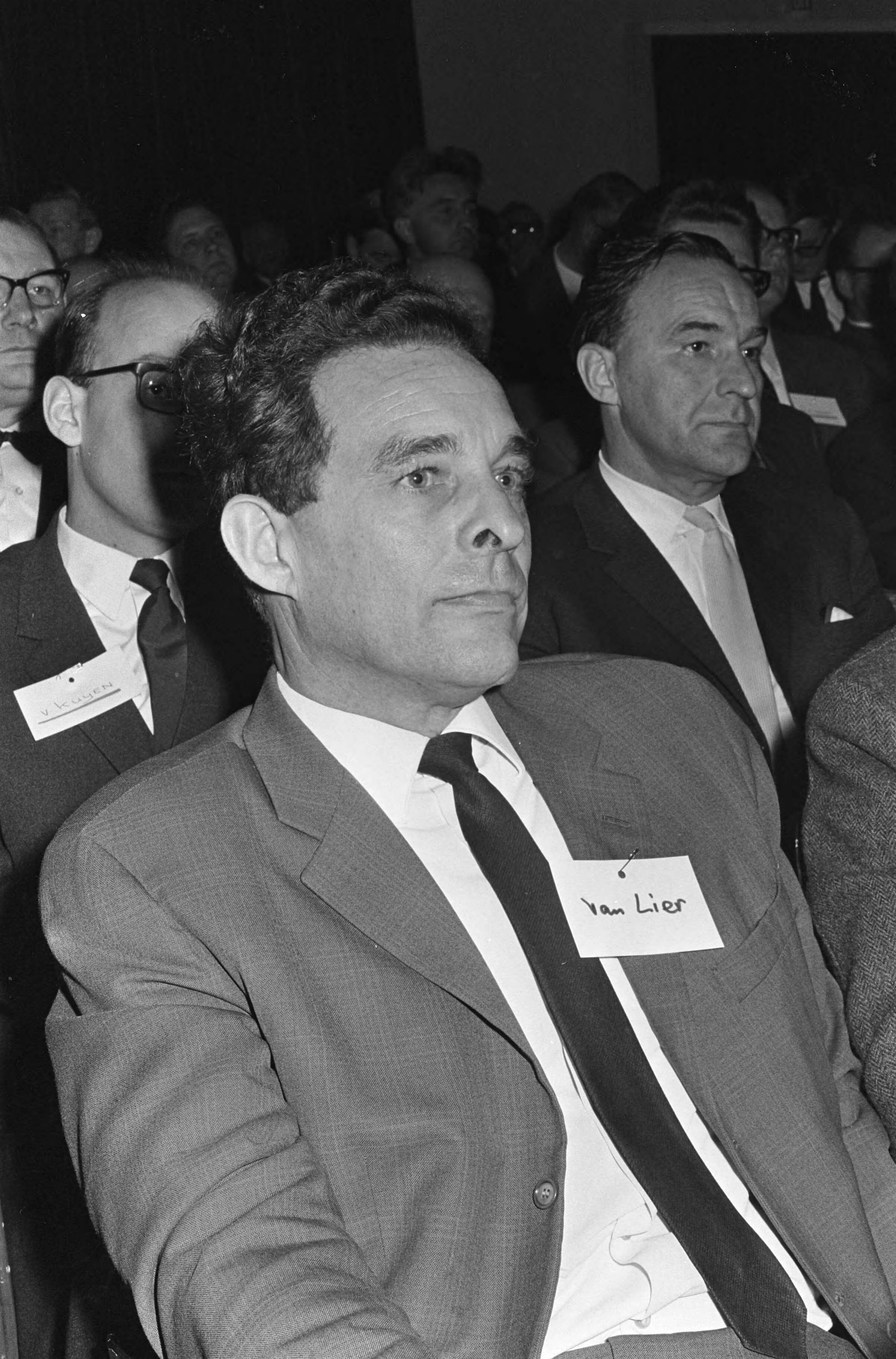 Fotocollectie Anefo — Congres van de Christenradicalen (vanaf 1968 de PPR) te Scheveningen; Tweede Kamerllid Theo van Lier (PvdA) — Foto: Kroon, Ron / Anefo. Licentie: Set B: Rechtenvrij / Publiek Domein. Bron: Nationaal Archief. http://hdl.handle.net/10648/ab2cbd6c-d0b4-102d-bcf8-003048976d84