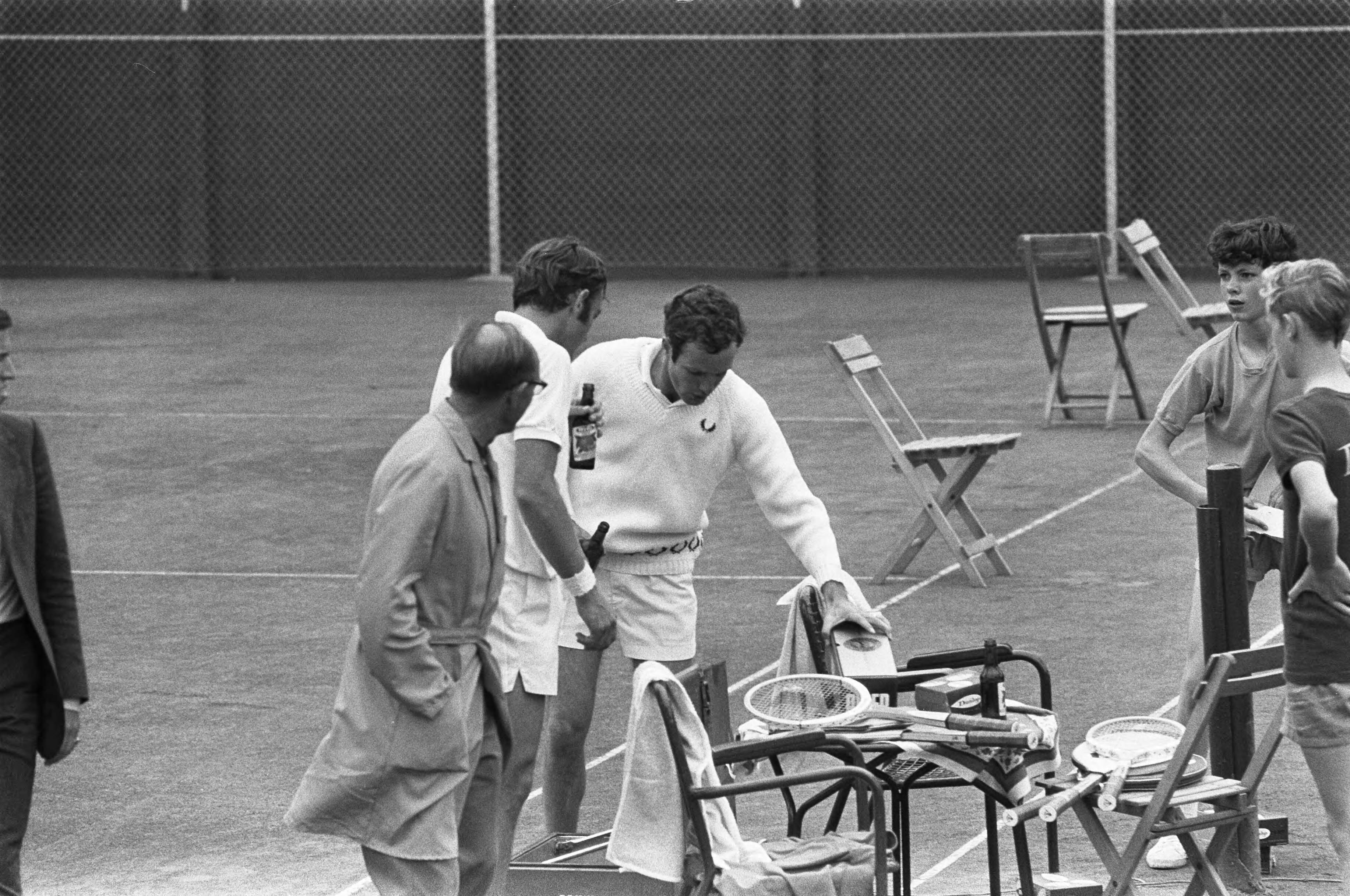 Tenniswedstrijden op de METS-banen te Scheveningen — Tom Okker en John Newcombe — Foto: Fotograaf Onbekend / Anefo. Licentie: Set B: Rechtenvrij / Publiek Domein. Bron: Nationaal Archief. http://hdl.handle.net/10648/ab71ac24-d0b4-102d-bcf8-003048976d84