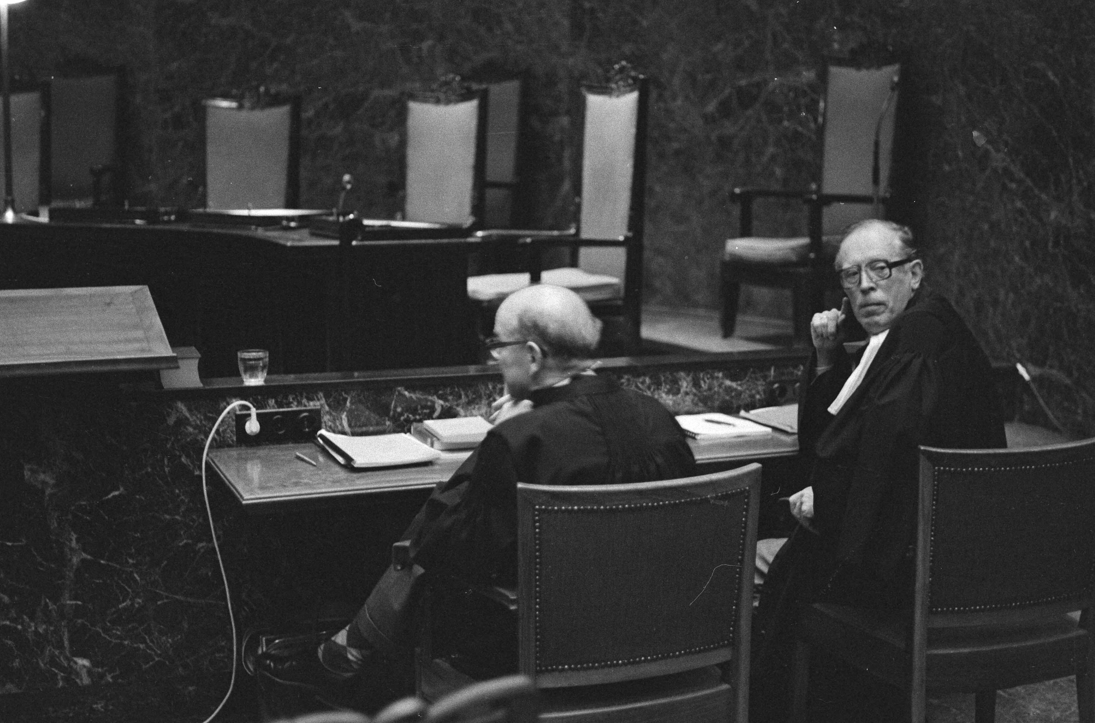 Fotocollectie Anefo — Hoge Raad in Den Haag behandelde vandaag de zaak Menten, advocaat Menten, Van Heyningen met mr. Mout — Foto: Dijk, Hans van / Anefo. Licentie: Set B: Rechtenvrij / Publiek Domein. Bron: Nationaal Archief. http://hdl.handle.net/10648/acec14ae-d0b4-102d-bcf8-003048976d84