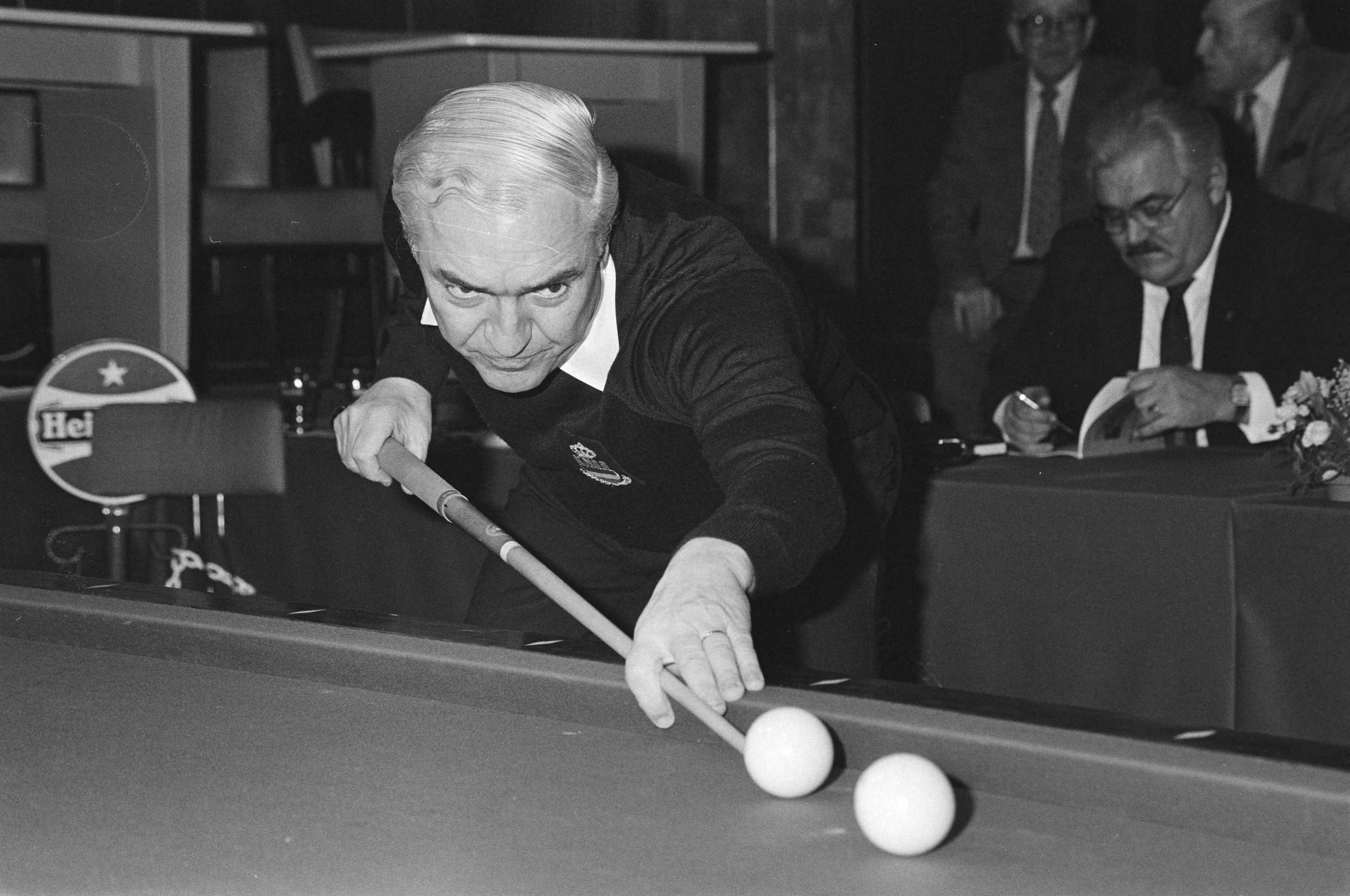Fotocollectie Anefo — Nederlandse kampioenschappen Biljarten Kunststoten in Haarlem. Van Oosterhout in aktie — Foto: Dijk, Hans van / Anefo. Licentie: Set B: Rechtenvrij / Publiek Domein. Bron: Nationaal Archief. http://hdl.handle.net/10648/ad0ce5da-d0b4-102d-bcf8-003048976d84
