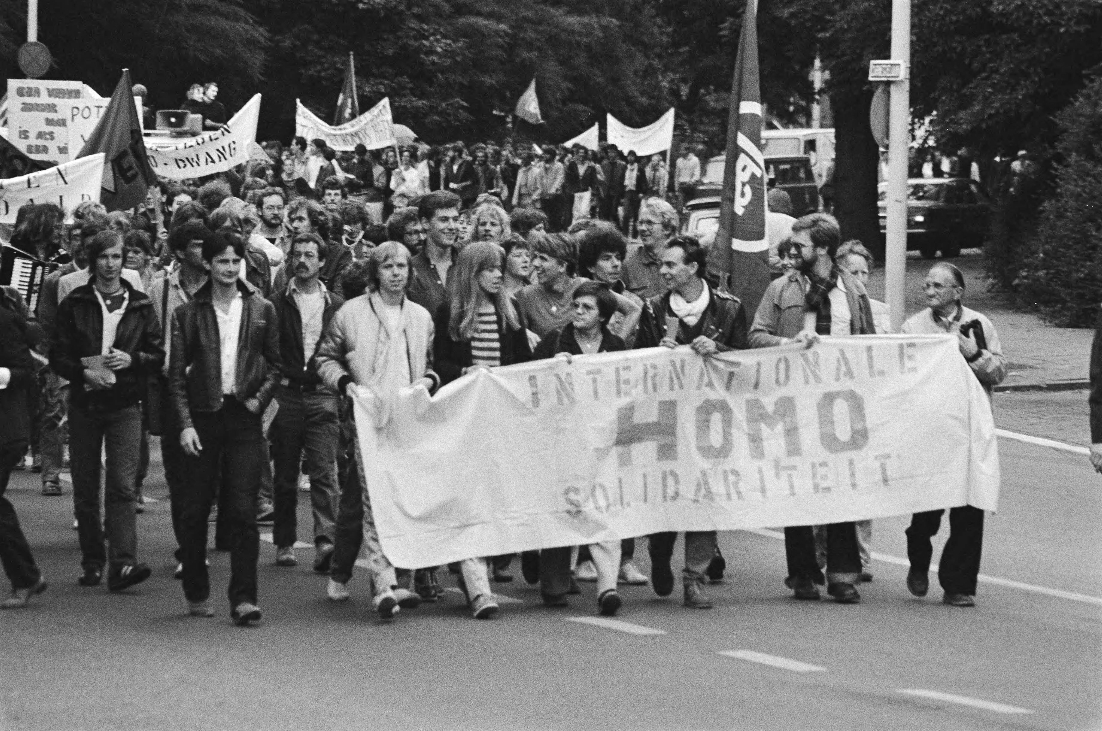 Fotocollectie Anefo — Demonstratie door honderden homosexuelen in Den Haag van het Vredesplein langs de ambassades van de SU, Cuba, Canada, Griekenland, — Foto: Antonisse, Marcel / Anefo. Licentie: Set B: Rechtenvrij / Publiek Domein. Bron: Nationaal Archief. http://hdl.handle.net/10648/acfee502-d0b4-102d-bcf8-003048976d84