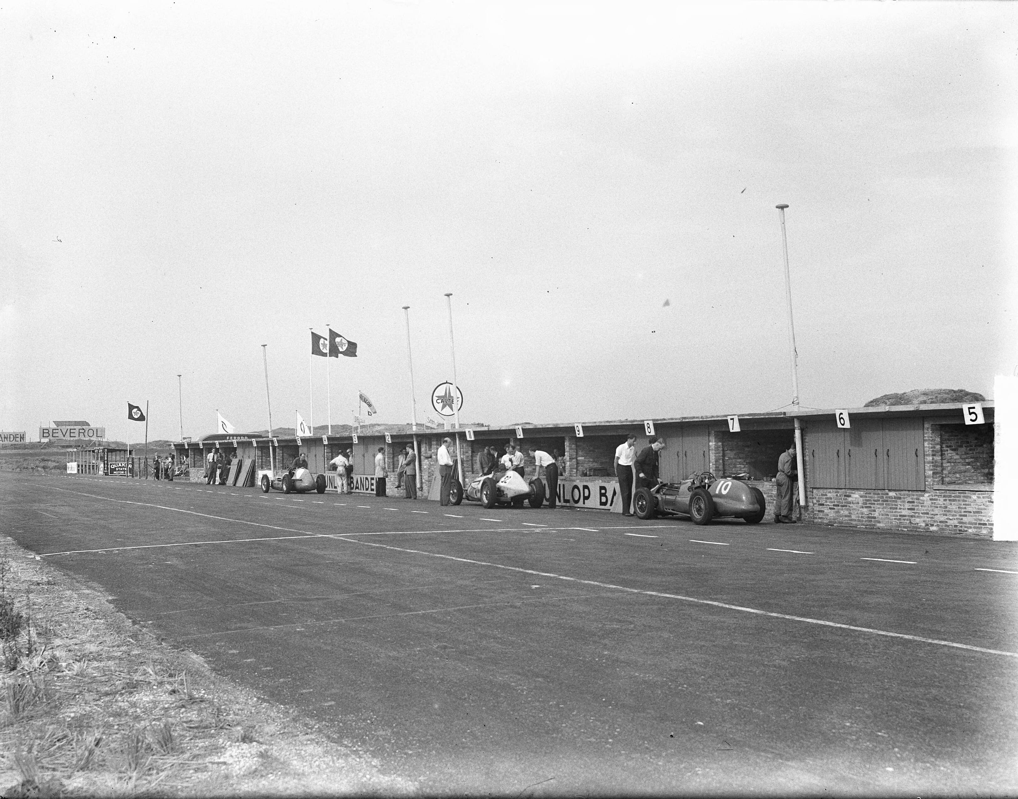 Fotocollectie Anefo — Training Grote Prijs van Nederland op het circuit van Zandvoort. De pits — Foto: Poll, Willem van de. Licentie: Set B: Rechtenvrij / Publiek Domein. Bron: Nationaal Archief. http://hdl.handle.net/10648/a8dbf91a-d0b4-102d-bcf8-003048976d84