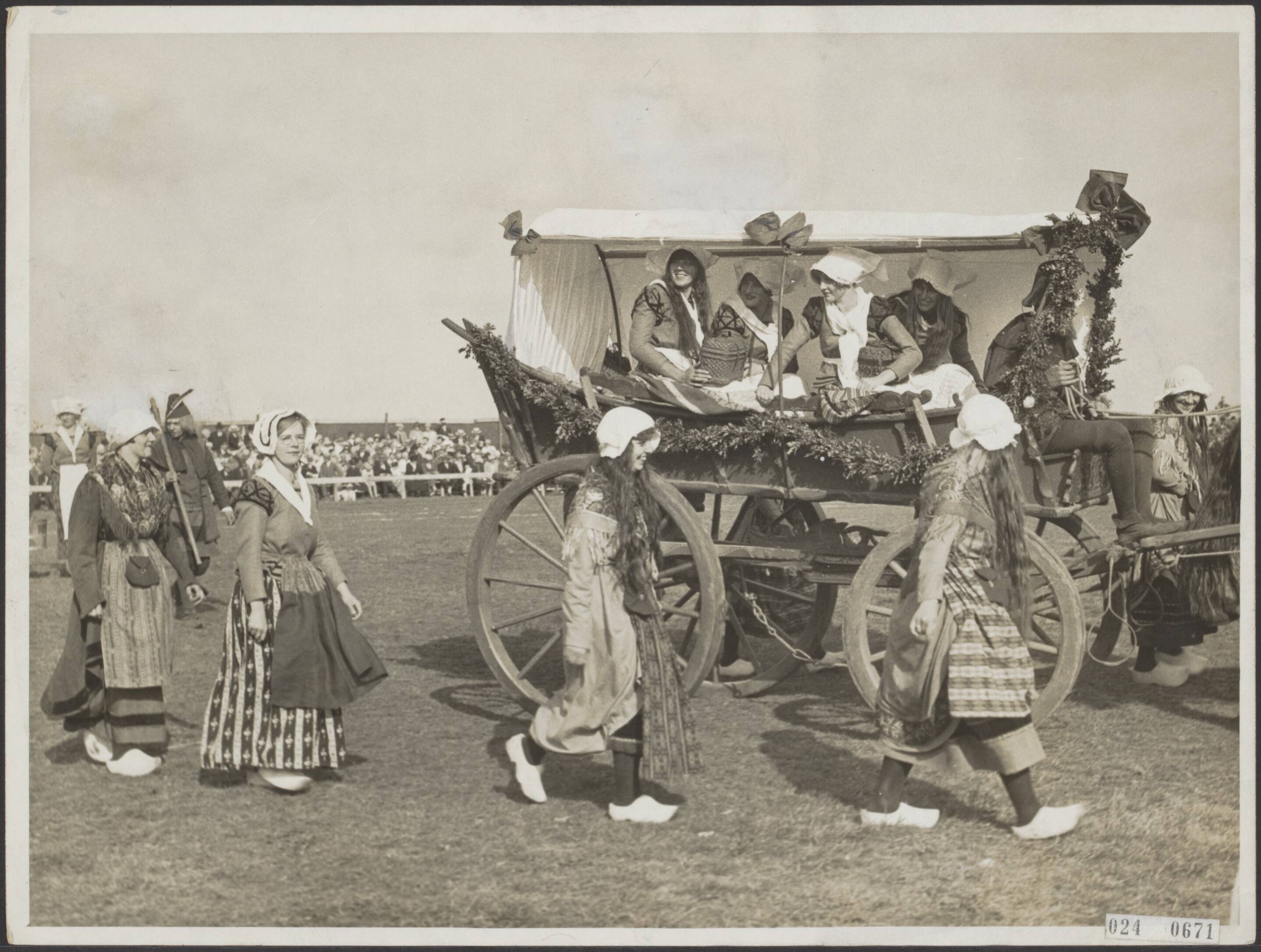 Fotocollectie Elsevier Binnenland — Openluchtspel te Bodegraven t.g.v. een landbouwtentoonstelling. Een ouderwetse boerenreiswagen op weg naar de oogstfeesten — Foto: N.V. Polygoon. Licentie: Set B: Rechtenvrij / Publiek Domein. Bron: Nationaal Archief. http://hdl.handle.net/10648/add8218c-d0b4-102d-bcf8-003048976d84