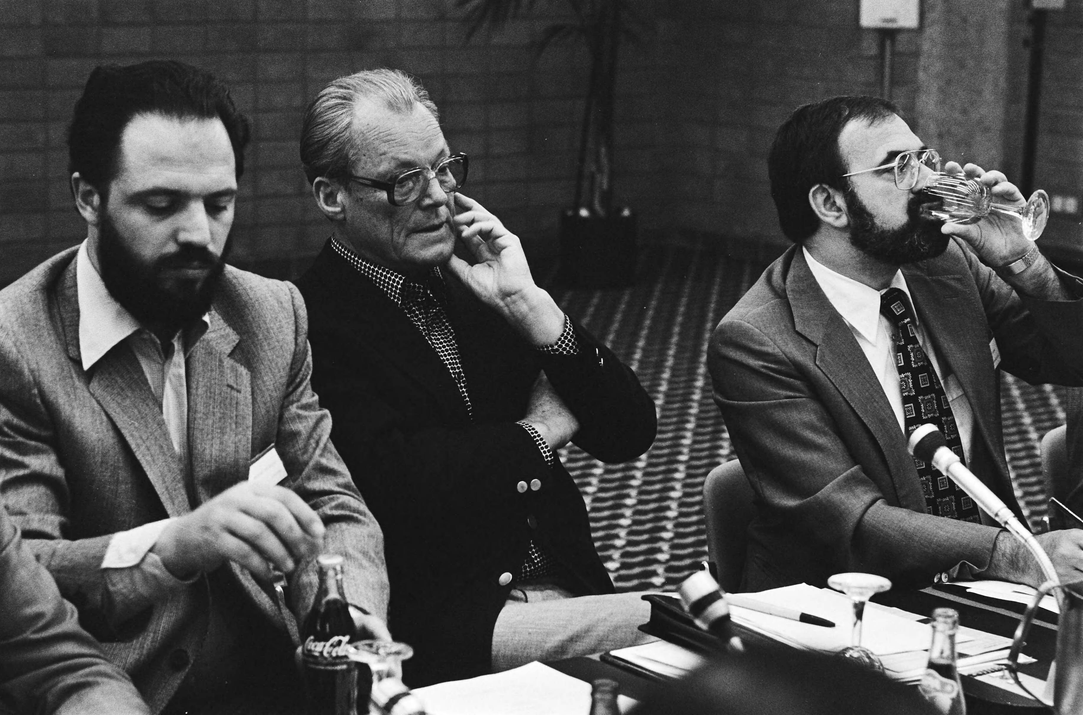 Fotocollectie Anefo — Vergadering " Brandt Commissie " in Scheveningen; Willy Brandt (links) en Jan Pronk — Foto: Croes, Rob C. / Anefo. Licentie: Set B: Rechtenvrij / Publiek Domein. Bron: Nationaal Archief. http://hdl.handle.net/10648/ace07cfc-d0b4-102d-bcf8-003048976d84