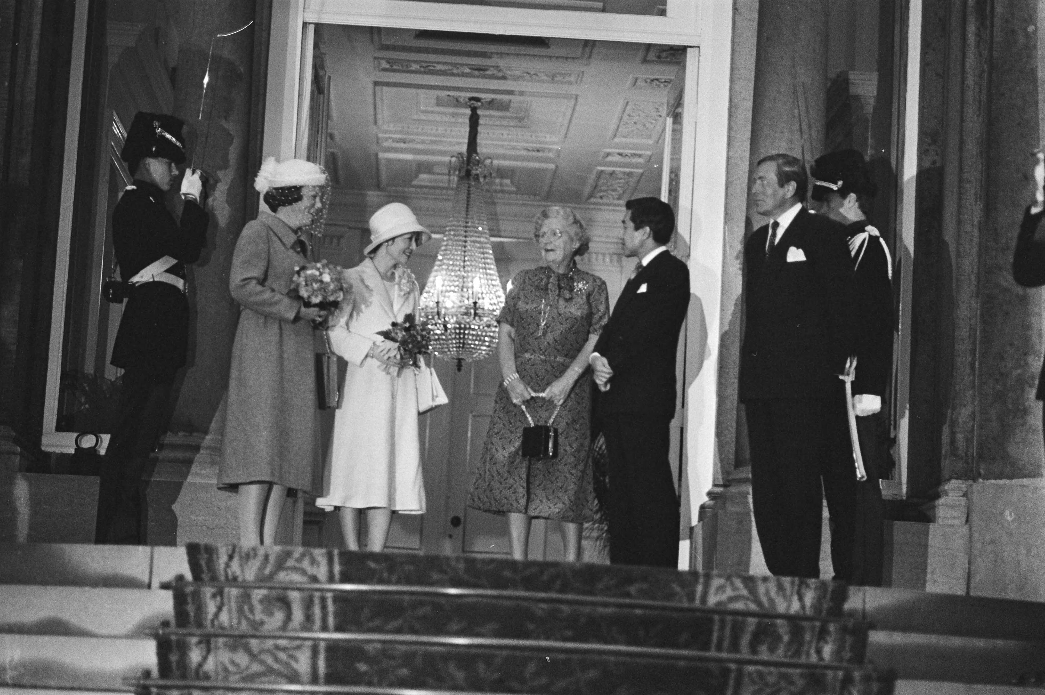 Staatsbezoek van het kroonprinselijk paar van Japan aan Nederland — Begroeting op paleis Soestdijk door koningin Juliana; op het bordes v.l.n.r. prinses Beatrix, prinses Michiko, koningin Juiliana, kroonprins Akihito en prins Claus — Foto: Suyk, Koen / Anefo. Licentie: Set B: Rechtenvrij / Publiek Domein. Bron: Nationaal Archief. http://hdl.handle.net/10648/acd24646-d0b4-102d-bcf8-003048976d84