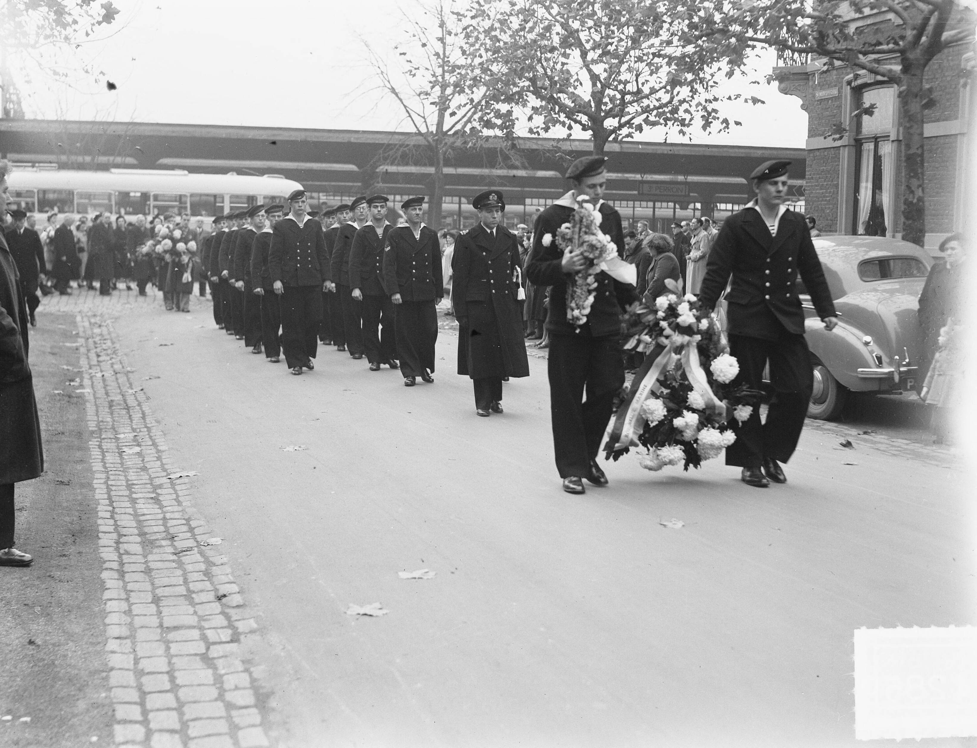 Fotocollectie Anefo — Maastricht. Uitvaart en begrafenis van stoker Braun van de Koninklijke Marine — Foto: Oorschot, […] van / Anefo. Licentie: Set B: Rechtenvrij / Publiek Domein. Bron: Nationaal Archief. http://hdl.handle.net/10648/a8e1ee9c-d0b4-102d-bcf8-003048976d84