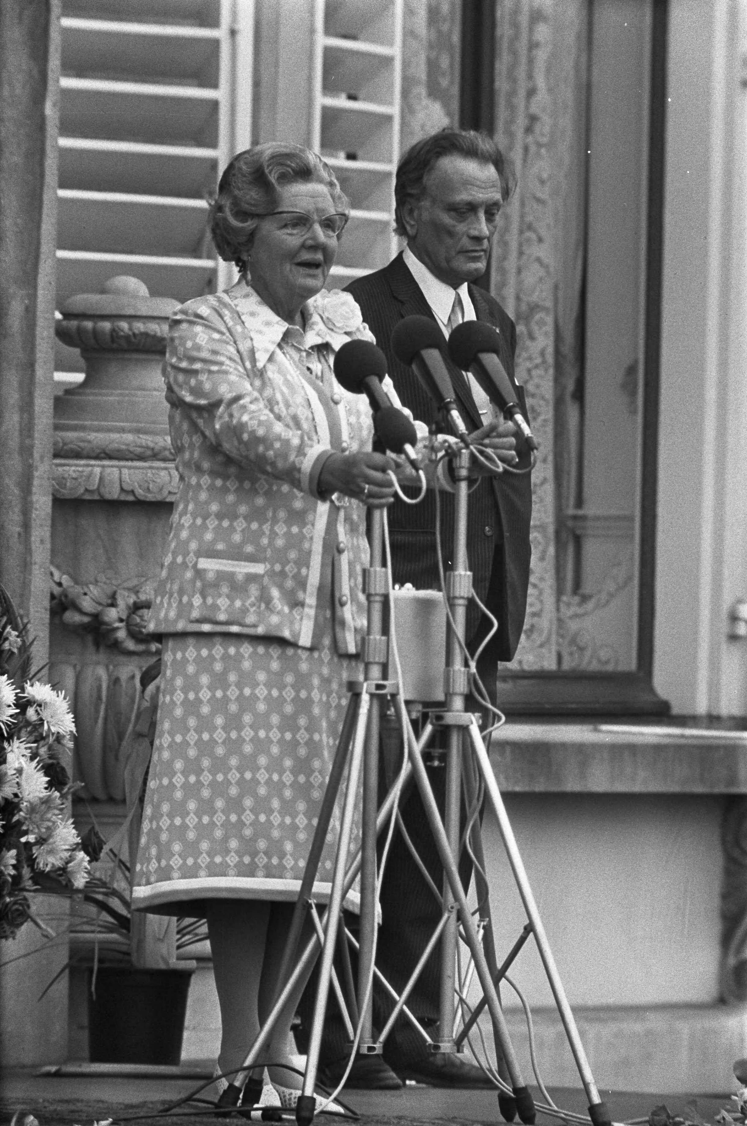 Koninginnedag 1974 — Koningin Juliana tijdens toespraak — Foto: Fotograaf Onbekend / Anefo. Licentie: Set B: Rechtenvrij / Publiek Domein. Bron: Nationaal Archief. http://hdl.handle.net/10648/ac498f2c-d0b4-102d-bcf8-003048976d84