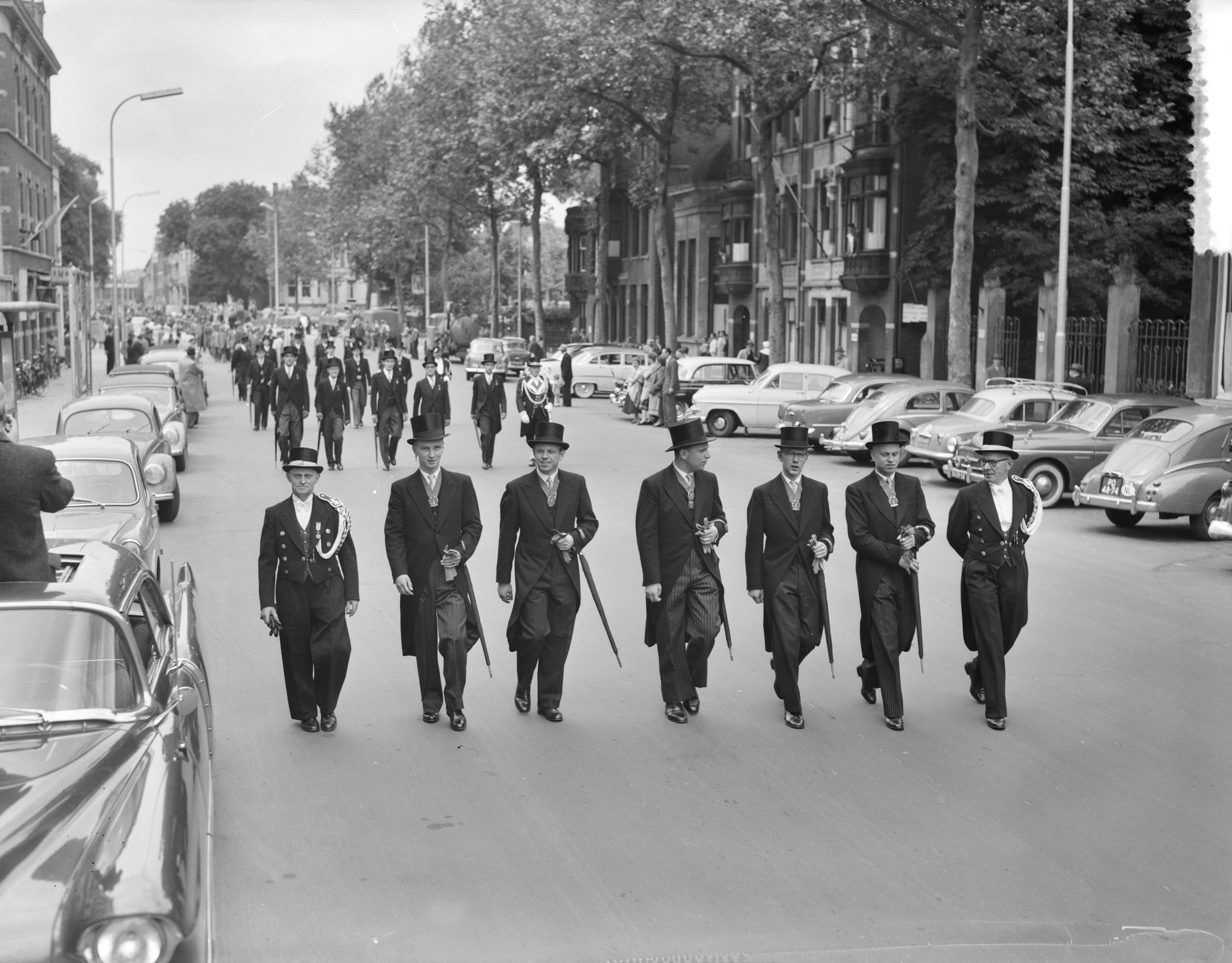 Lustrum USC Utrecht (1956) — Aankomst USC-reünisten te Utrecht — Foto: Bilsen, Joop van / Anefo. Licentie: Set B: Rechtenvrij / Publiek Domein. Bron: Nationaal Archief. http://hdl.handle.net/10648/a94aeb22-d0b4-102d-bcf8-003048976d84