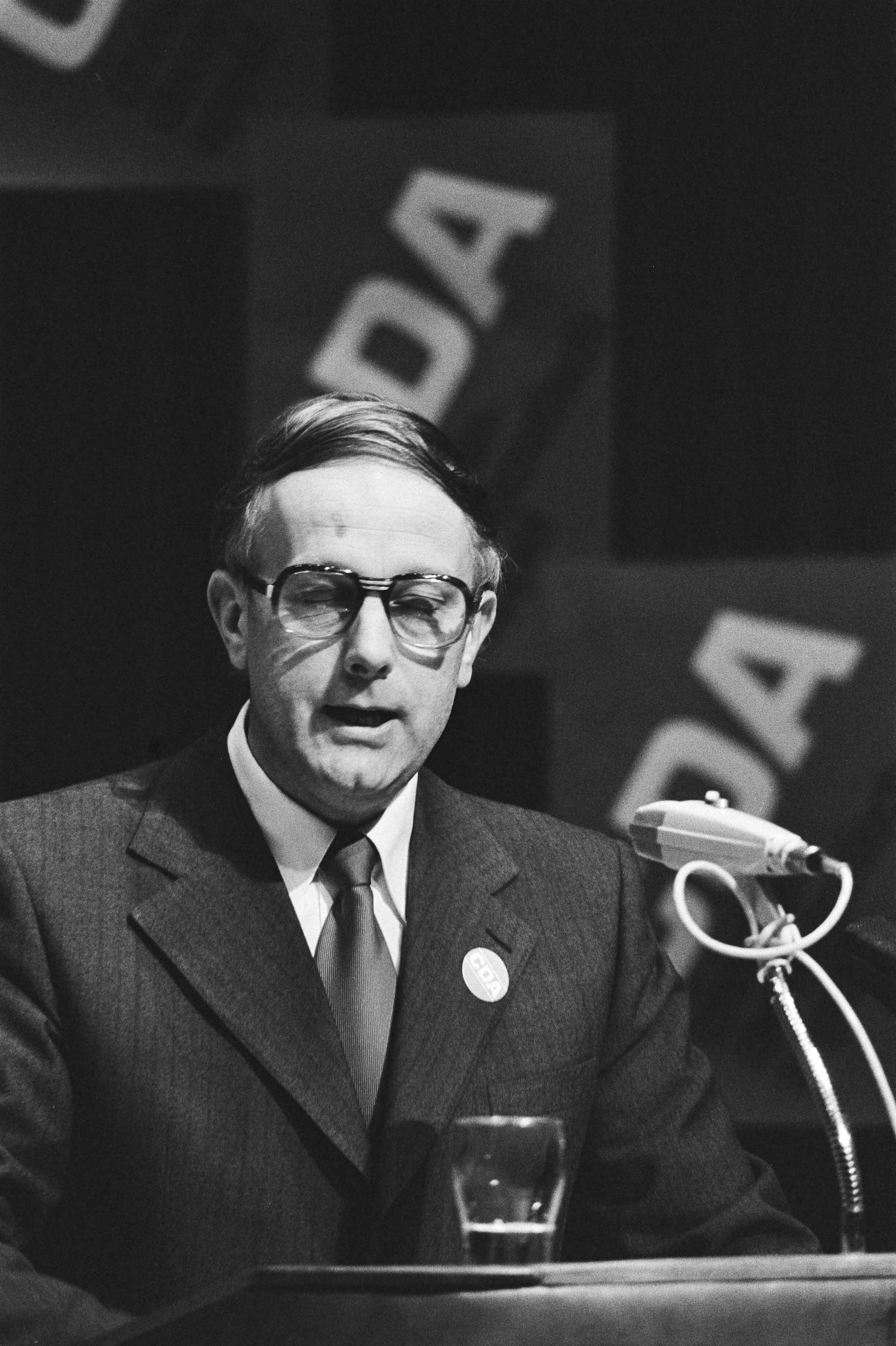 Fotocollectie Anefo — CDA-congres in Den Haag (1e dag); Steenkamp, koppen — Foto: Verhoeff, Bert / Anefo. Licentie: Set B: Rechtenvrij / Publiek Domein. Bron: Nationaal Archief. http://hdl.handle.net/10648/ac91bd42-d0b4-102d-bcf8-003048976d84