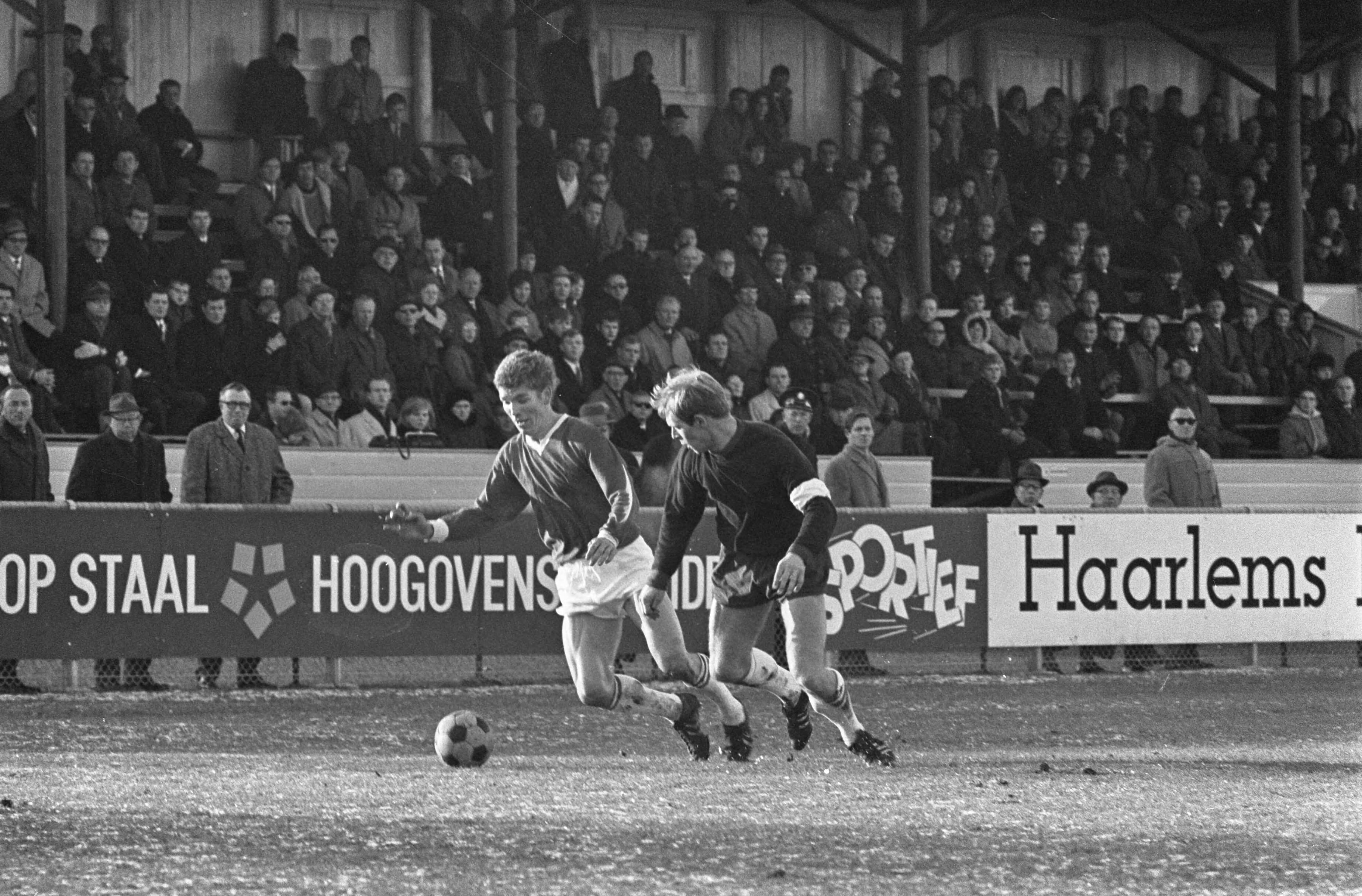 Fotocollectie Anefo — Voetbal Haarlem tegen ADO 2-1, vriendschappelijk, Houwaert (ADO) links in duel met Petersi — Foto: Koch, Eric / Anefo. Licentie: Set B: Rechtenvrij / Publiek Domein. Bron: Nationaal Archief. http://hdl.handle.net/10648/ab2f806a-d0b4-102d-bcf8-003048976d84