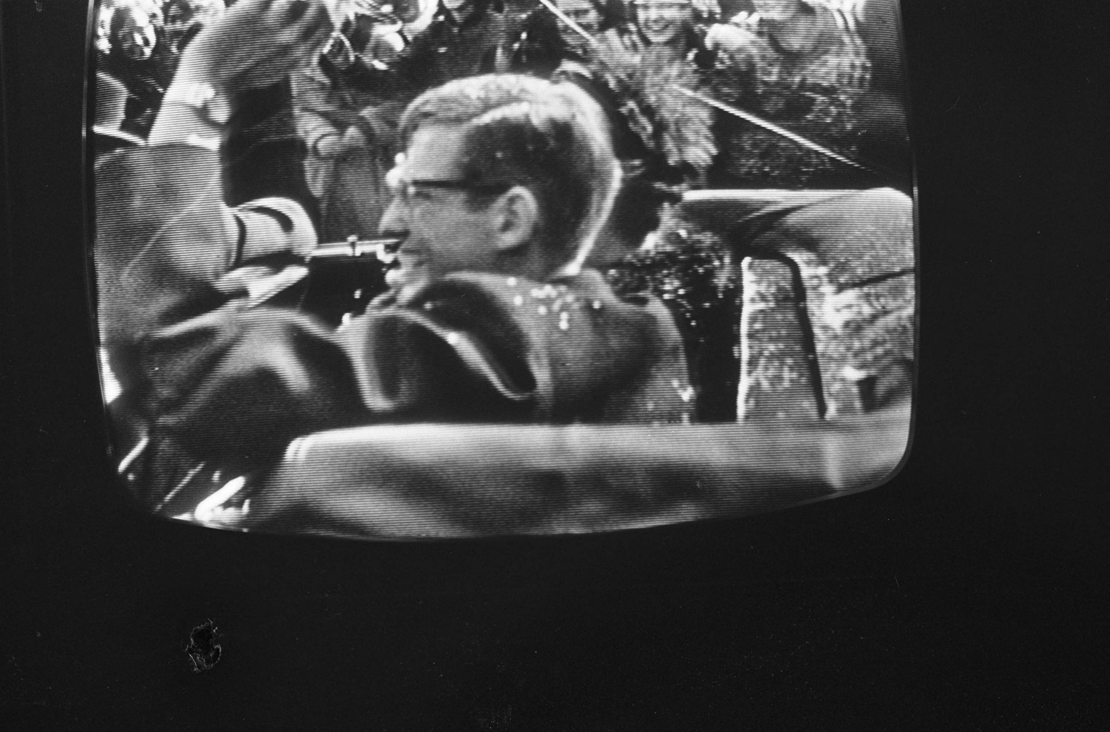 Fotocollectie Anefo — Rijtoer Prinses Margriet en verloofde door Den Haag, opname vanaf televisie — Foto: Fotograaf Onbekend / Anefo. Licentie: Set B: Rechtenvrij / Publiek Domein. Bron: Nationaal Archief. http://hdl.handle.net/10648/aa992e94-d0b4-102d-bcf8-003048976d84