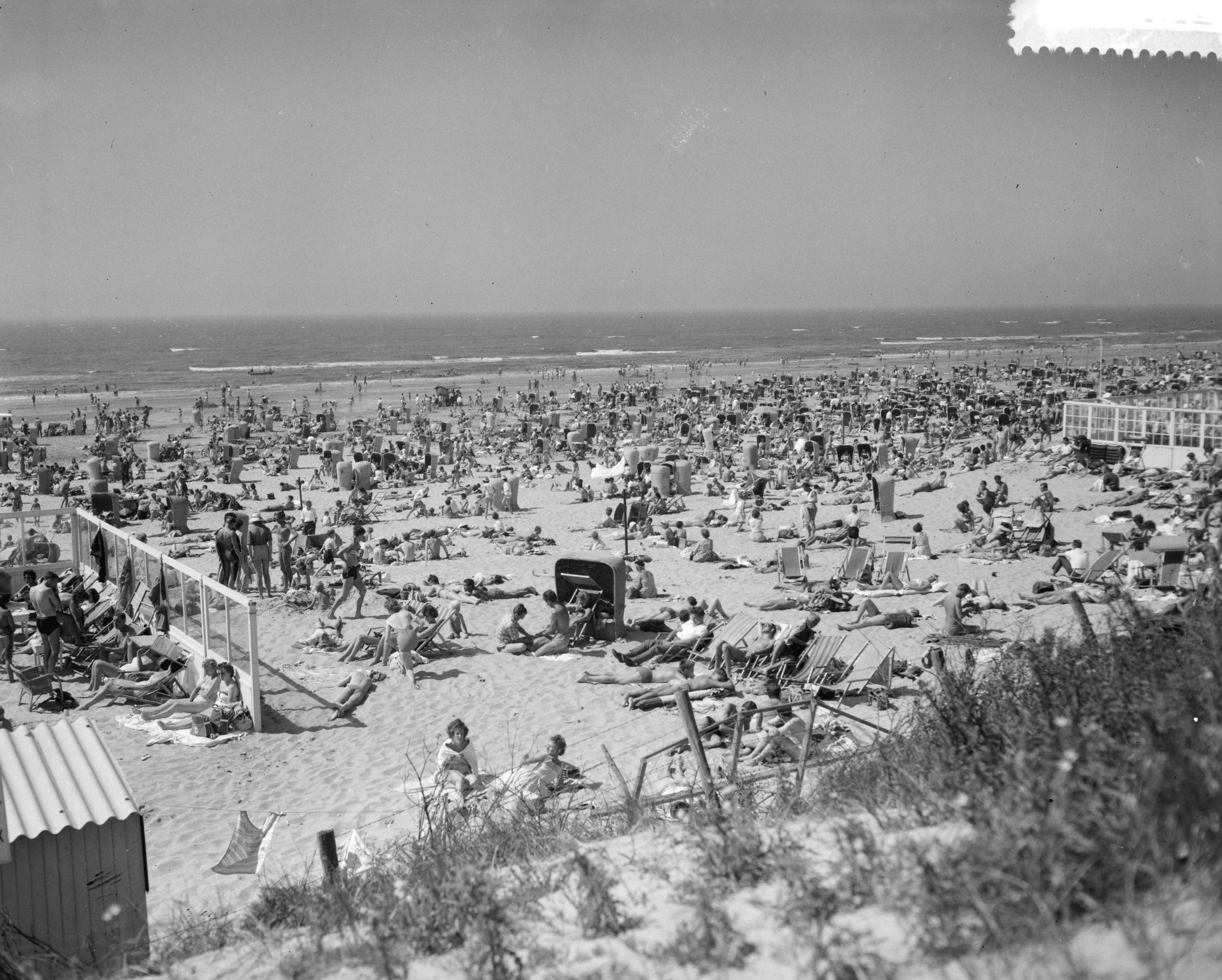 Fotocollectie Anefo — Zomerdrukte op het strand van Zandvoort — Foto: Bilsen, Joop van / Anefo. Licentie: Set B: Rechtenvrij / Publiek Domein. Bron: Nationaal Archief. http://hdl.handle.net/10648/a9b29df8-d0b4-102d-bcf8-003048976d84