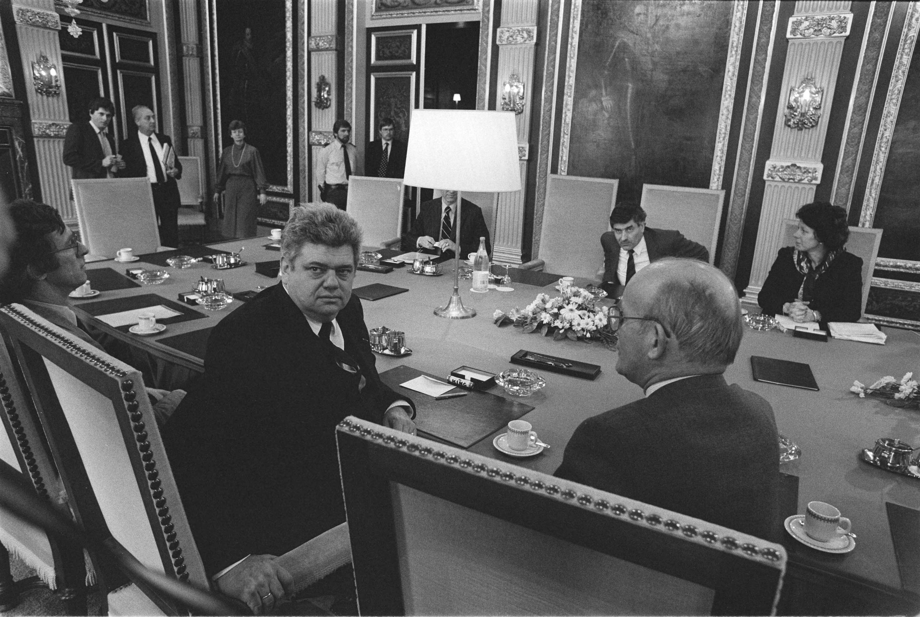 Fotocollectie Anefo — Delegatie uit Groningen in Den Haag ivm overplaatsing Cdk Vonhoff met t.o. leden kabinet — Foto: Bogaerts, Rob / Anefo. Licentie: Set B: Rechtenvrij / Publiek Domein. Bron: Nationaal Archief. http://hdl.handle.net/10648/ad3720a2-d0b4-102d-bcf8-003048976d84