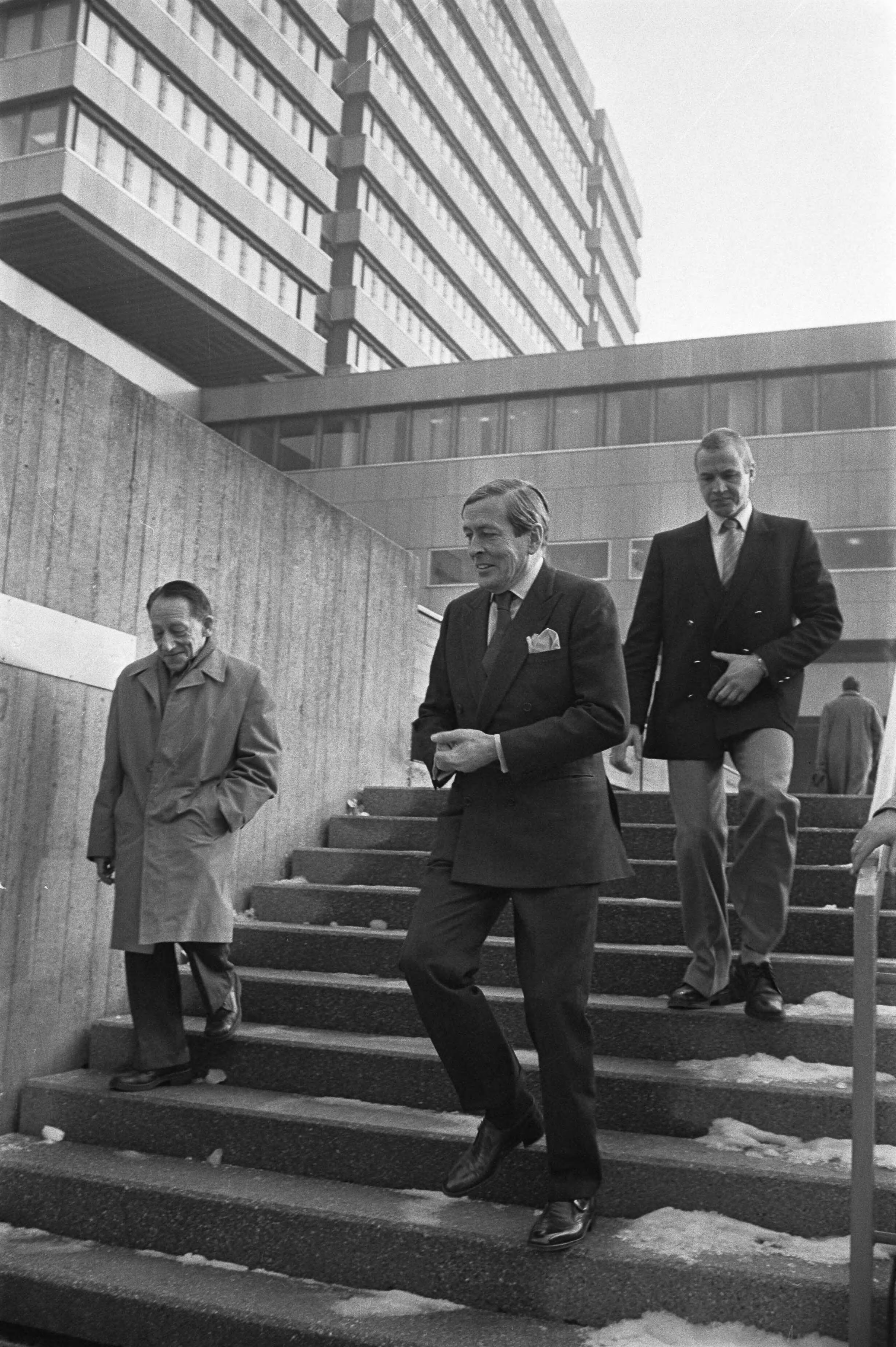 Fotocollectie Anefo — Claus als getuige voor Haagse rechtbank in zaak journalist Willem Oltmans tegen Staat der Nederlanden verlaat Paleis van Justitie in Den Haag / — Foto: Antonisse, Marcel / Anefo. Licentie: Set B: Rechtenvrij / Publiek Domein. Bron: Nationaal Archief. http://hdl.handle.net/10648/ad0b7df8-d0b4-102d-bcf8-003048976d84