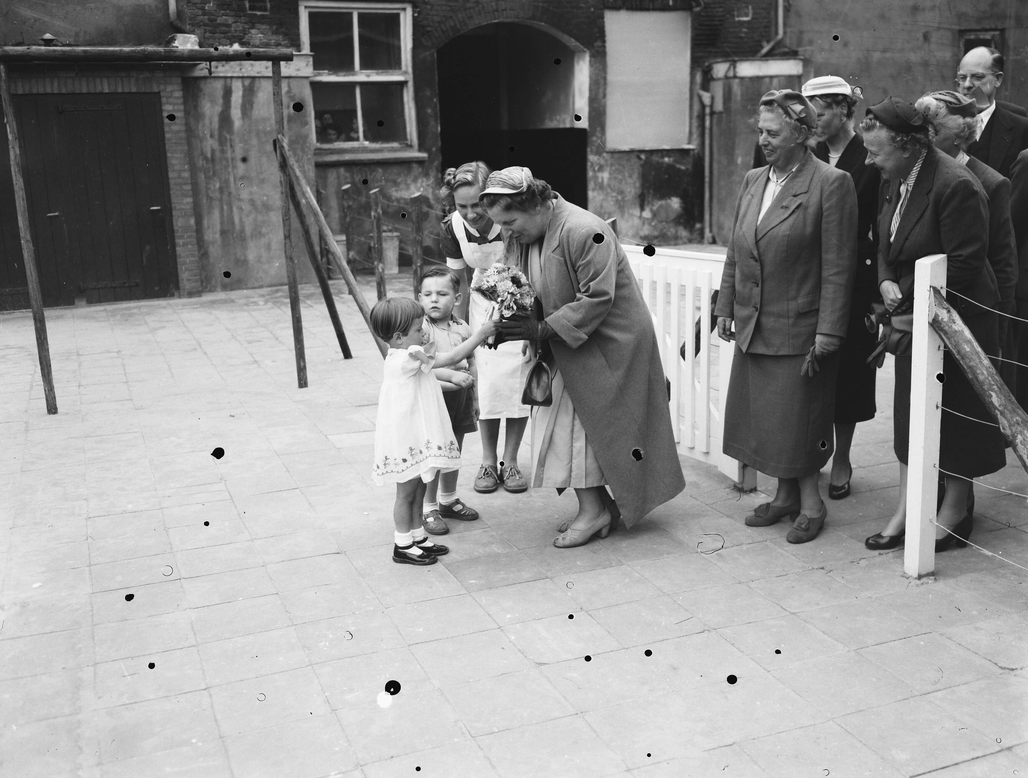 Fotocollectie Anefo — Koningin Juliana brengt werkbezoek aan Den Haag. Bij de Juliana Kinderdagverblijven — Foto: Noske, J.D. / Anefo. Licentie: Set B: Rechtenvrij / Publiek Domein. Bron: Nationaal Archief. http://hdl.handle.net/10648/a936abda-d0b4-102d-bcf8-003048976d84
