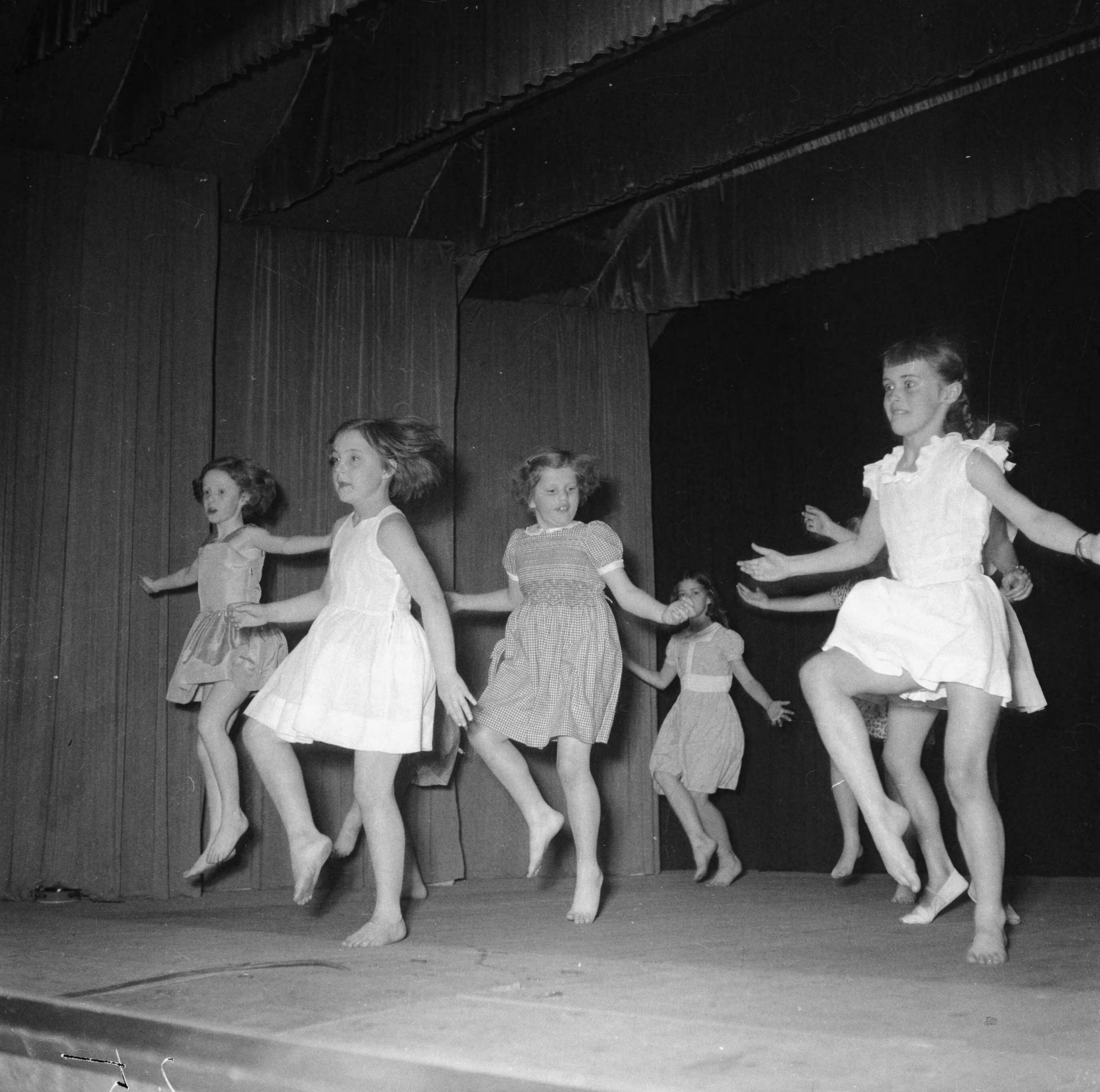 Fotocollectie RVD / Koninklijk Huis — Prinses Margriet tijdens uitvoering ballet in het Plankenierstheater te Huizen, 1952 — Foto: Rousel (repro) / RVD. Licentie: Set B: Rechtenvrij / Publiek Domein. Bron: Nationaal Archief. http://hdl.handle.net/10648/afb8eb6c-d0b4-102d-bcf8-003048976d84