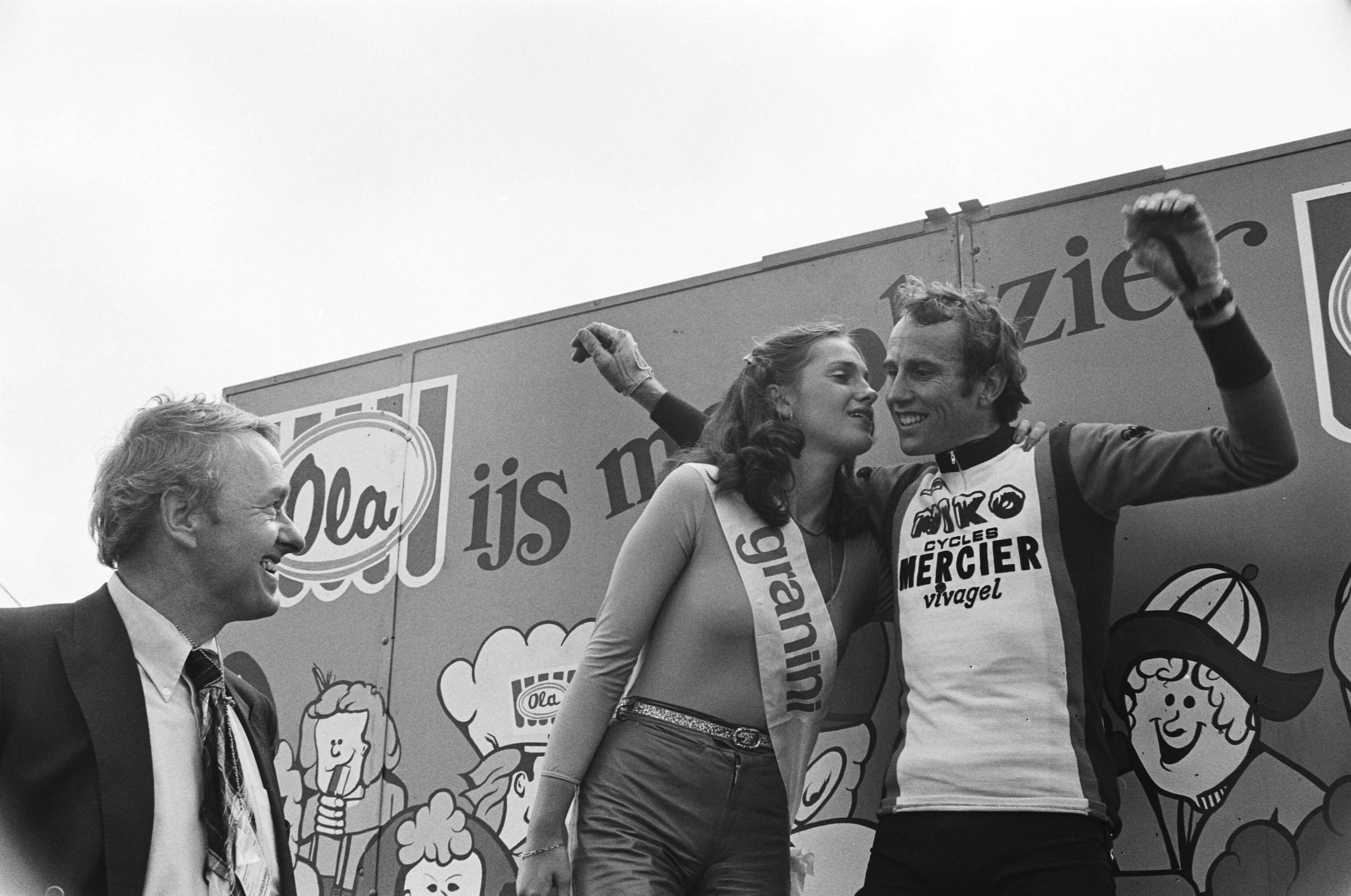 Profronde van Nederland 1979 — Joop Zoetemelk, etappewinnaar, tijdens de huldiging — Foto: Dijk, Hans van / Anefo. Licentie: Set B: Rechtenvrij / Publiek Domein. Bron: Nationaal Archief. http://hdl.handle.net/10648/accf6714-d0b4-102d-bcf8-003048976d84
