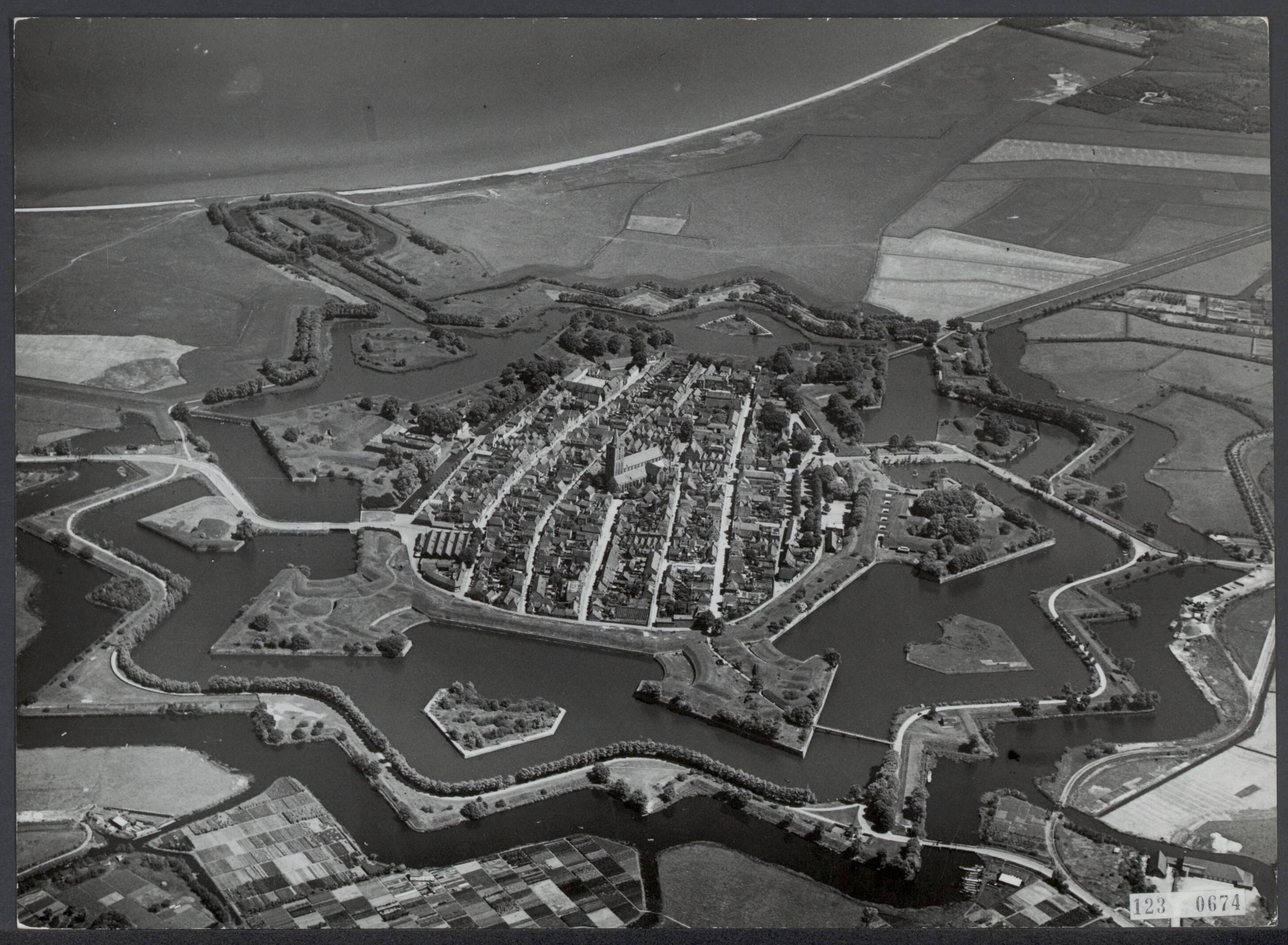 Fotocollectie Rijksvoorlichtingsdienst Eigen — Luchtopname. Naarden — Foto: KLM Aerocarto / Rechtenvrij. Licentie: Set B: Rechtenvrij / Publiek Domein. Bron: Nationaal Archief. http://hdl.handle.net/10648/af2e9cb4-d0b4-102d-bcf8-003048976d84