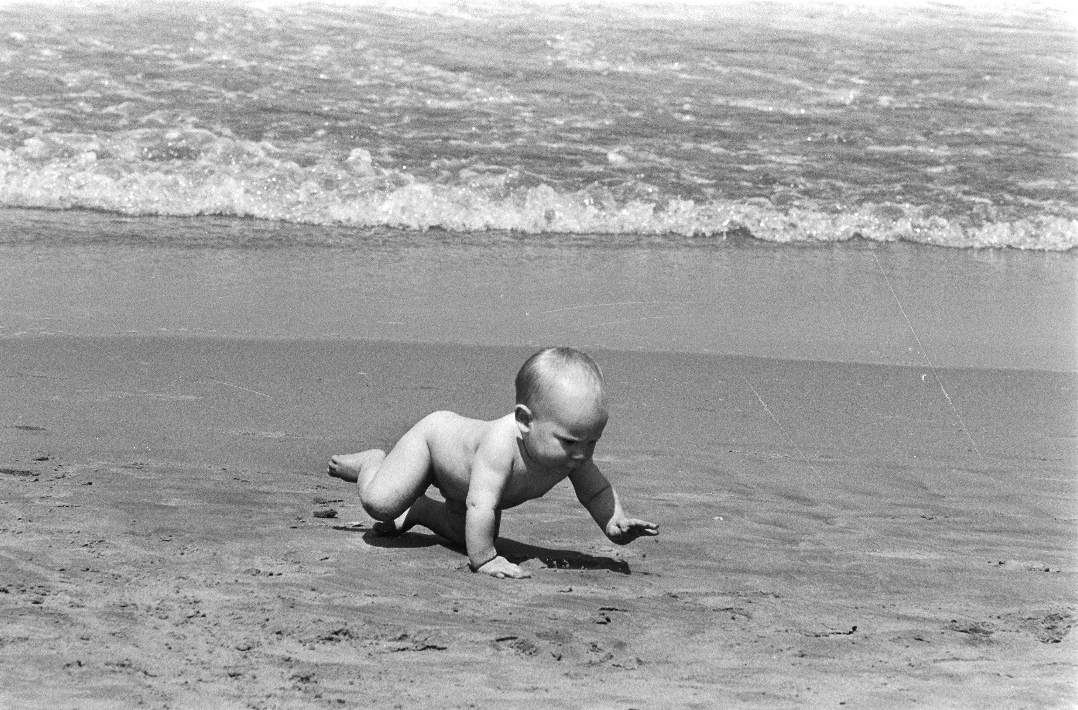 Strandweer — Baby aan strand van Scheveningen — Foto: Bogaerts, Rob / Anefo. Licentie: Set B: Rechtenvrij / Publiek Domein. Bron: Nationaal Archief. http://hdl.handle.net/10648/ad2adb1c-d0b4-102d-bcf8-003048976d84