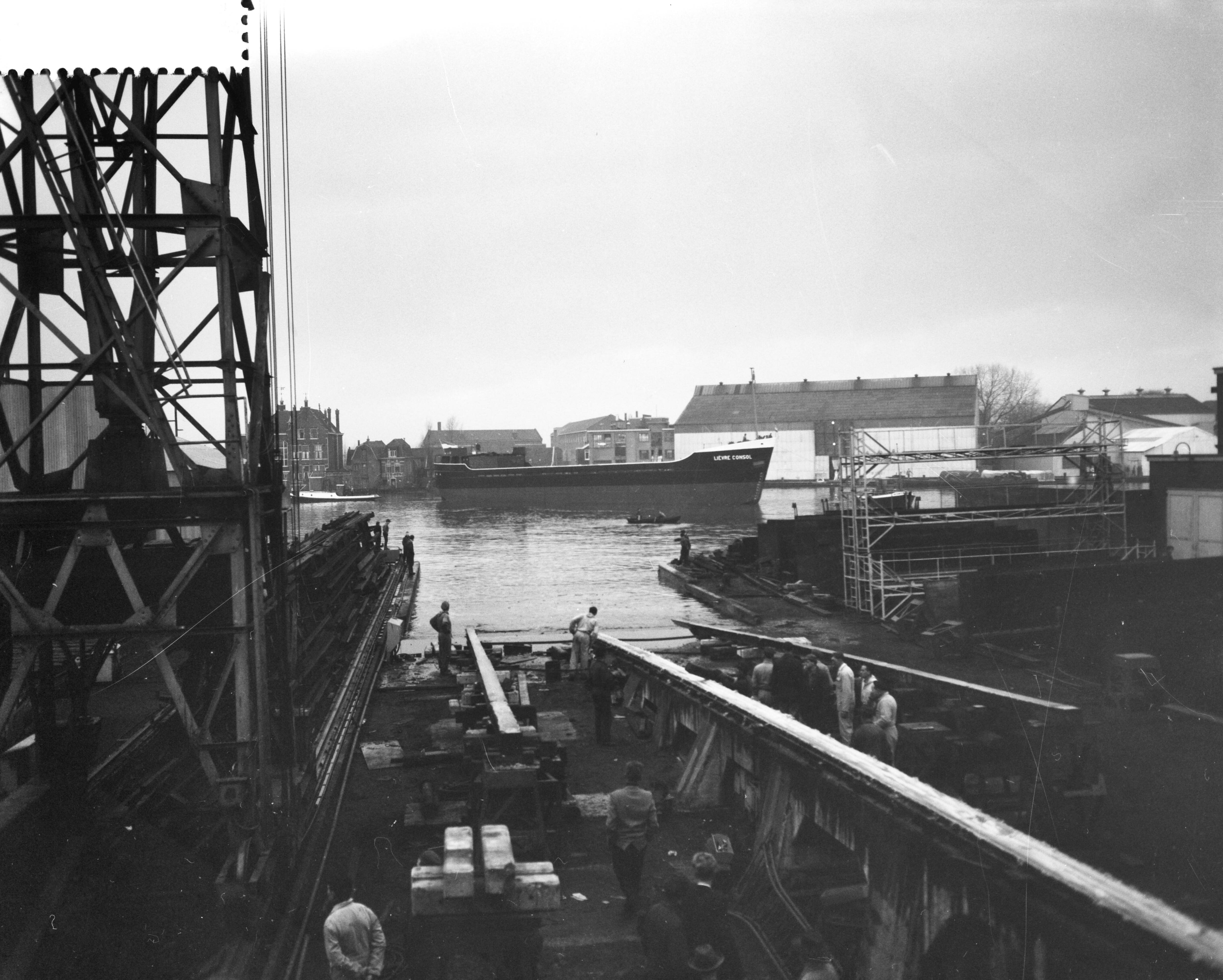 Fotocollectie Anefo — Tewaterlating van de "Lièvre Consol" [een pulpwood carrier] bij de Zaanlandse Scheepsbouw Maatschappij — Foto: Bilsen, Joop van / Anefo. Licentie: Set B: Rechtenvrij / Publiek Domein. Bron: Nationaal Archief. http://hdl.handle.net/10648/a9a35d84-d0b4-102d-bcf8-003048976d84