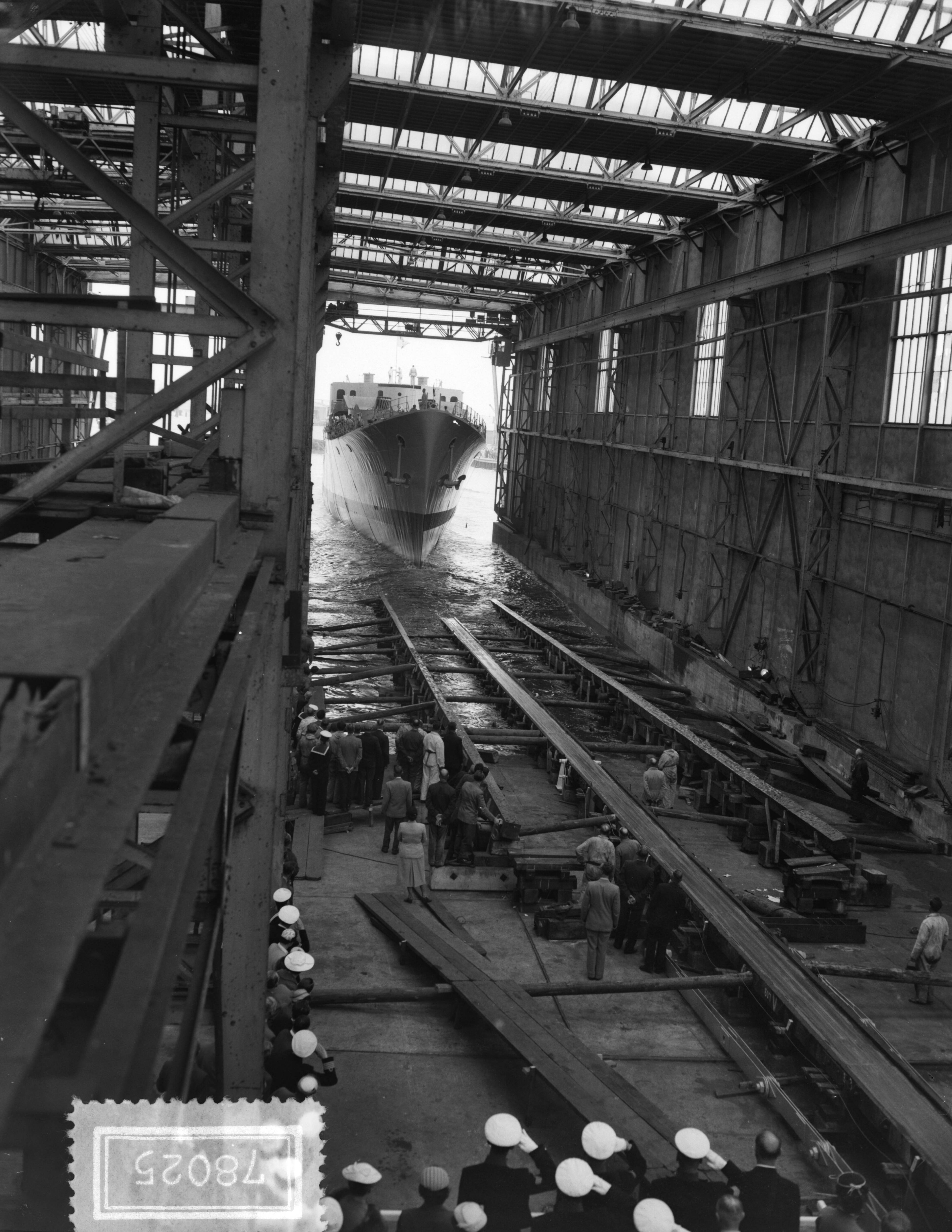 Fotocollectie Anefo — Tewaterlating van de onderzeebootjager Hr. Ms. "Utrecht" bij De Schelde te Vlissingen. De doopplechtigheid werd verricht door mevr. J.M. Pröpper-Voorduin, echtgenote van vice-admiraal H.H.L. Pröpper — Foto: Rossem, Wim van / Anefo. Licentie: Set B: Rechtenvrij / Publiek Domein. Bron: Nationaal Archief. http://hdl.handle.net/10648/a949297c-d0b4-102d-bcf8-003048976d84