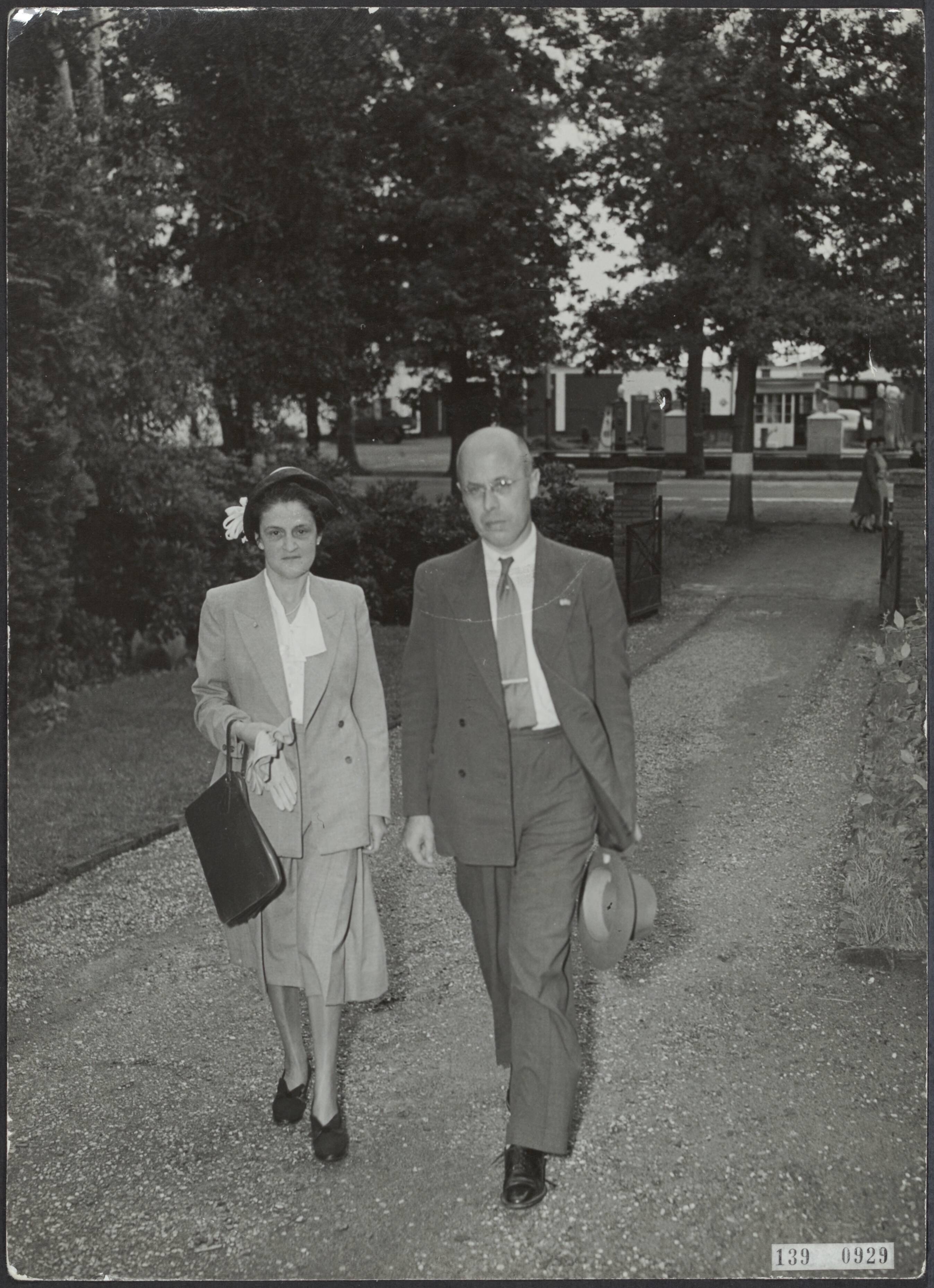 Fotocollectie Rijksvoorlichtingsdienst Eigen — Prof. dr. L.J.M. Beel [met zijn echtgenote, in de voortuin van zijn woning in Wassenaar] — Foto: Fotograaf Onbekend / Anefo. Licentie: Set B: Rechtenvrij / Publiek Domein. Bron: Nationaal Archief. http://hdl.handle.net/10648/af719514-d0b4-102d-bcf8-003048976d84