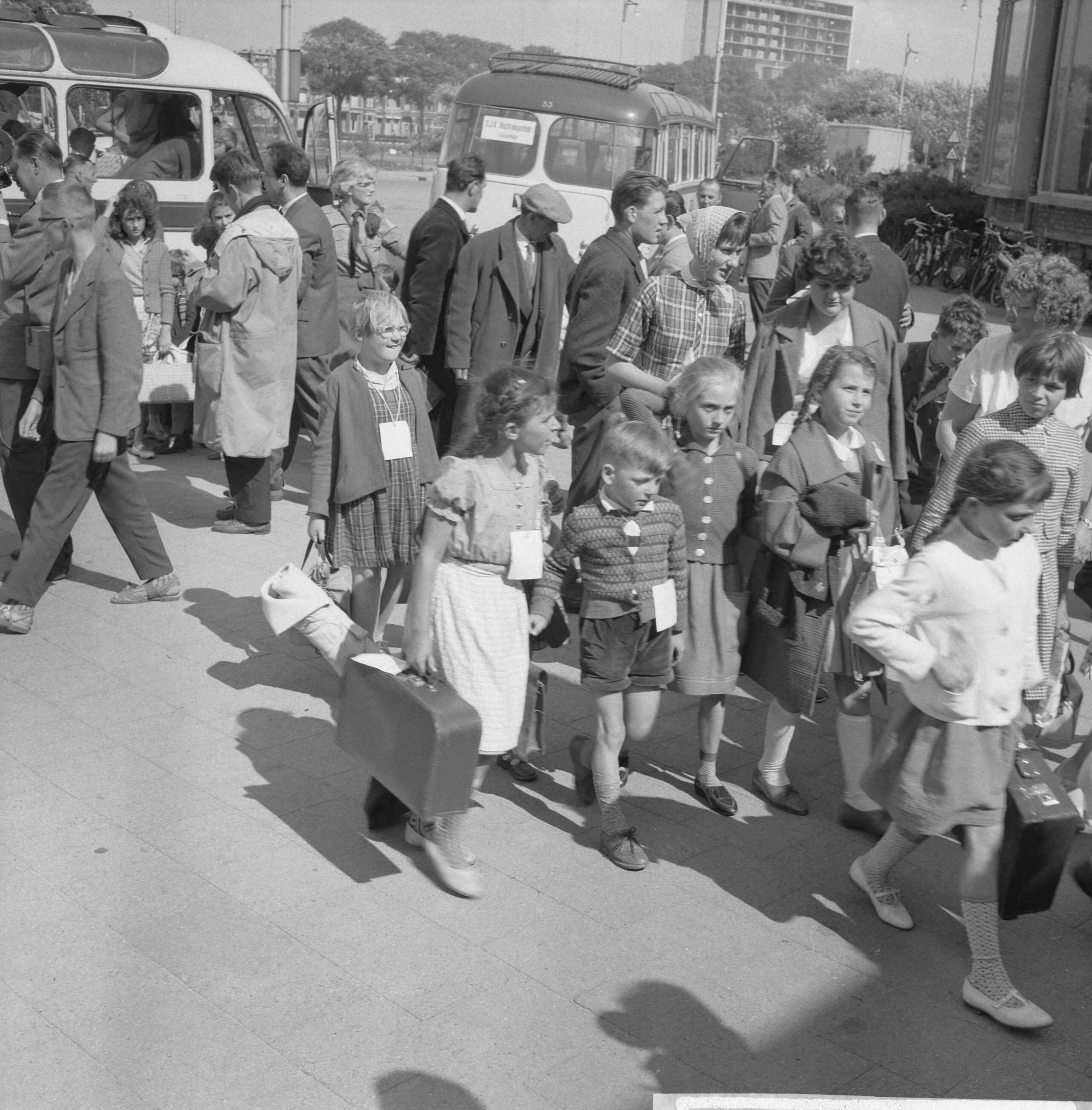 Fotocollectie Anefo — Vluchtelingenkinderen uit Oostenrijk en Duitsland in Den Haag — Foto: Behrens, Herbert F. / Anefo. Licentie: Set B: Rechtenvrij / Publiek Domein. Bron: Nationaal Archief. http://hdl.handle.net/10648/a9b4337a-d0b4-102d-bcf8-003048976d84