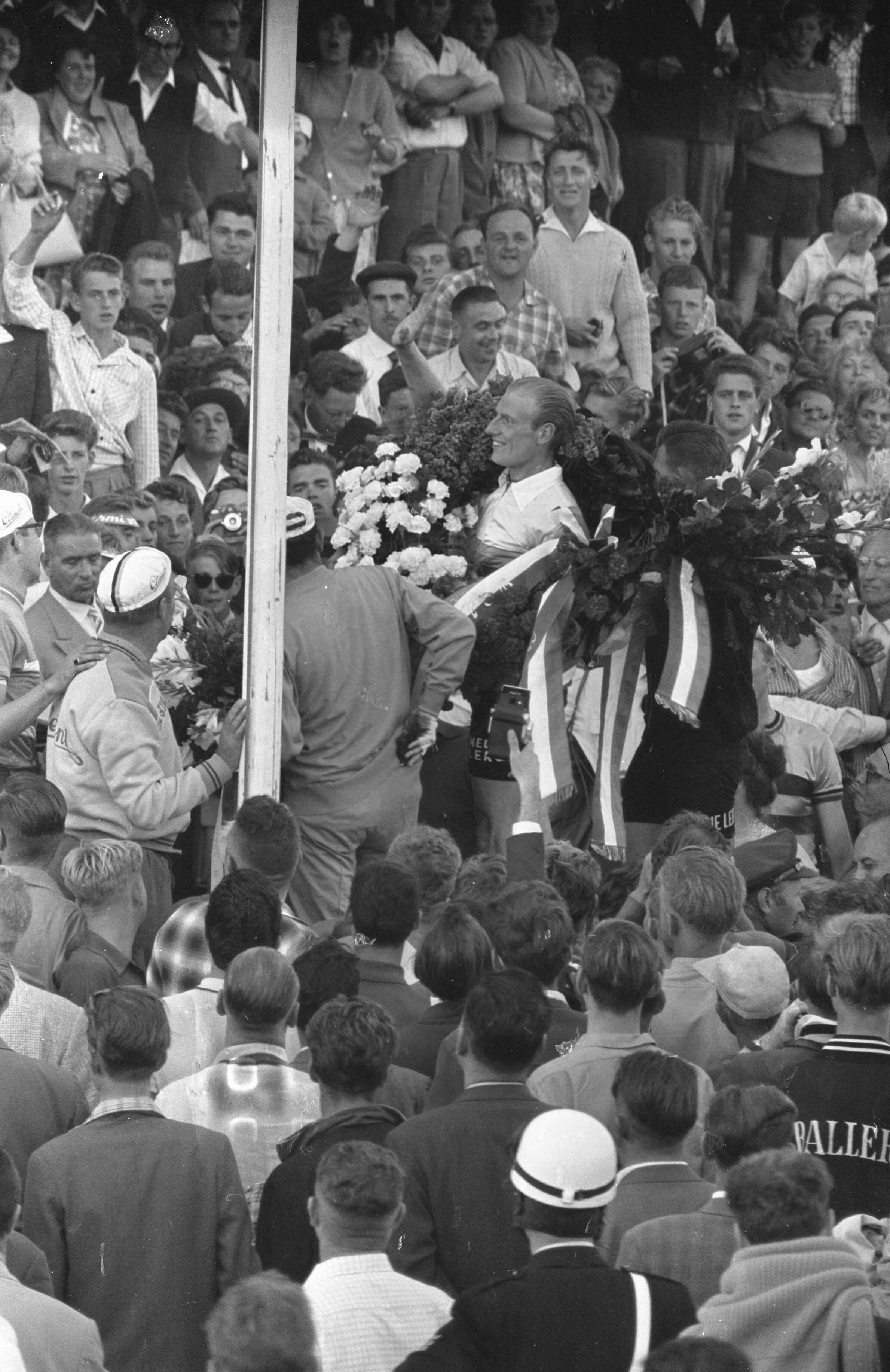 Fotocollectie Anefo — Wereldkampioenschappen wielrennen voor profs op de weg in Zandvoort. Huldiging van winnaar André Darrigade, rechts de Belg Noel Fore (3e) — Foto: Rossem, Wim van / Anefo. Licentie: Set B: Rechtenvrij / Publiek Domein. Bron: Nationaal Archief. http://hdl.handle.net/10648/a99b4ae0-d0b4-102d-bcf8-003048976d84