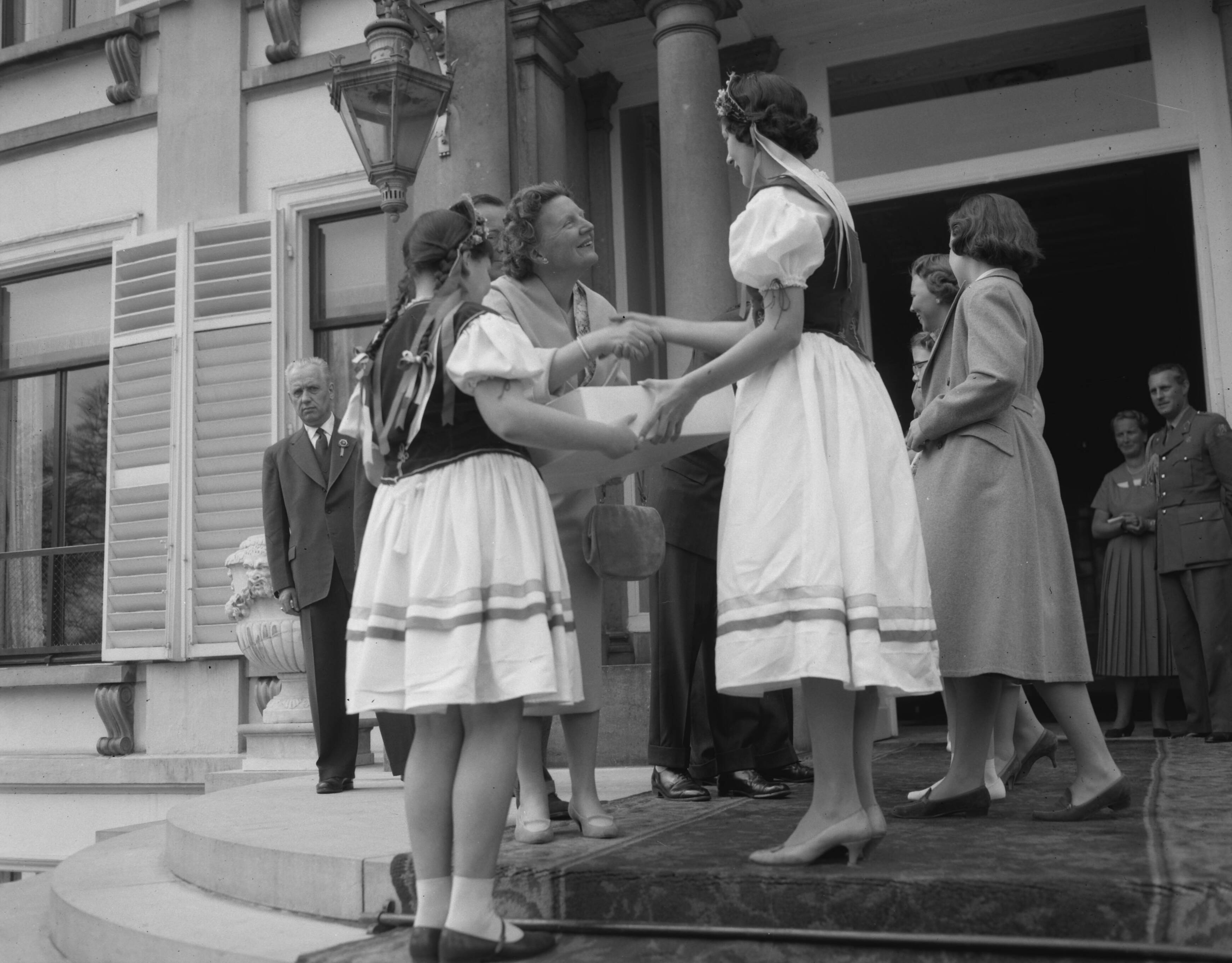 Koninginnedag 1958 — Koninginnedag 1958. Koningin Juliana krijgt bloemen aangeboden door Hongaarse meisjes — Foto: Pot, Harry / Anefo. Licentie: Set B: Rechtenvrij / Publiek Domein. Bron: Nationaal Archief. http://hdl.handle.net/10648/a97ae12e-d0b4-102d-bcf8-003048976d84