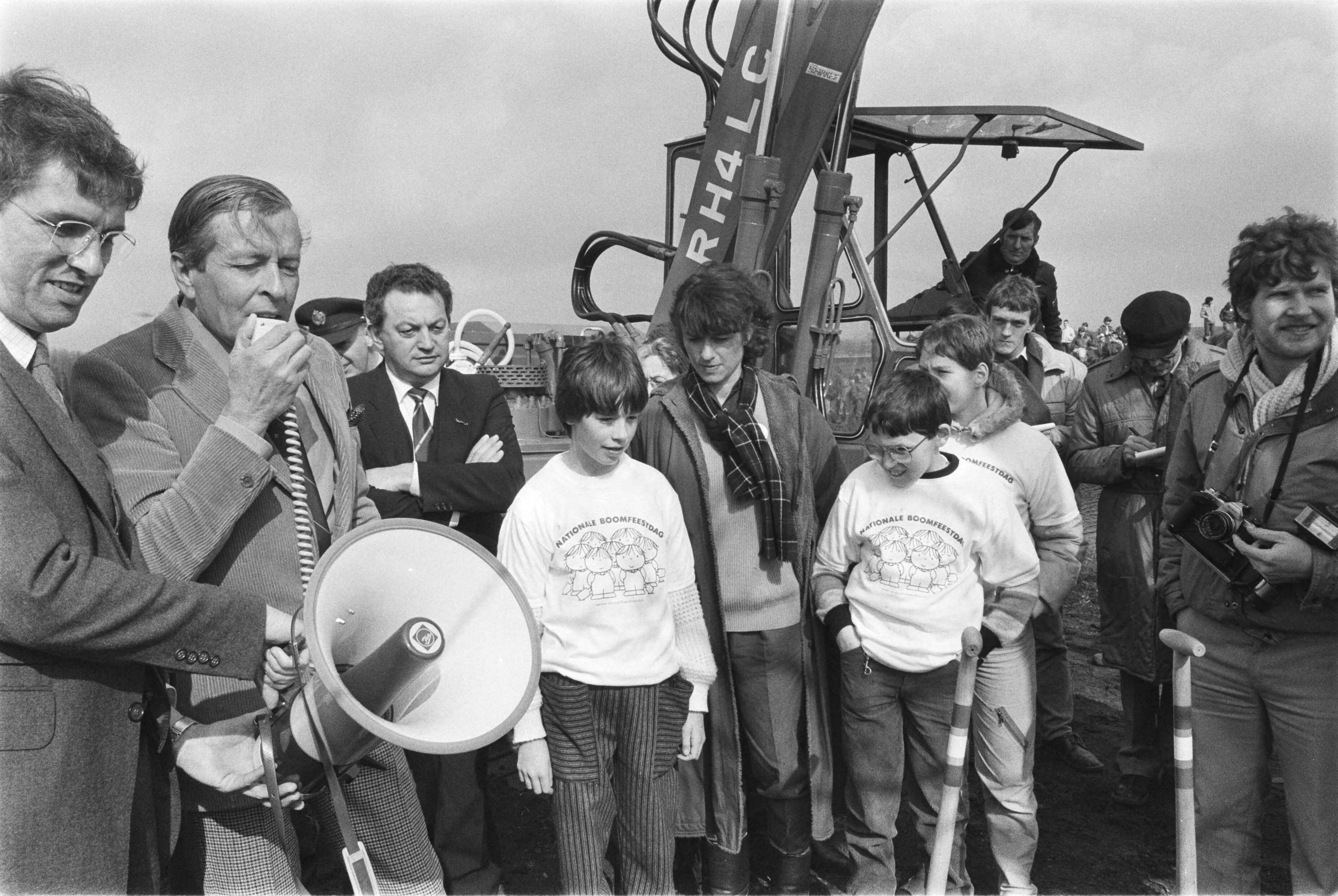 Prins Claus in Oostzaan bij boomplantdag in Het Twiske — De Prins met schoolkinderen — Foto: Croes, Rob C. / Anefo. Licentie: Set B: Rechtenvrij / Publiek Domein. Bron: Nationaal Archief. http://hdl.handle.net/10648/ad369c4a-d0b4-102d-bcf8-003048976d84